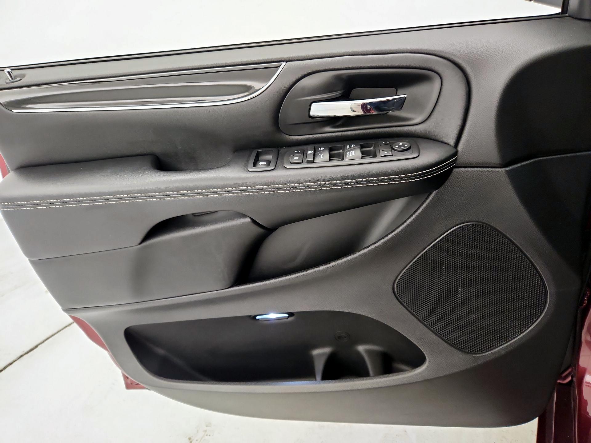 Thumbnail: 2019 Dodge Grand Caravan - 12