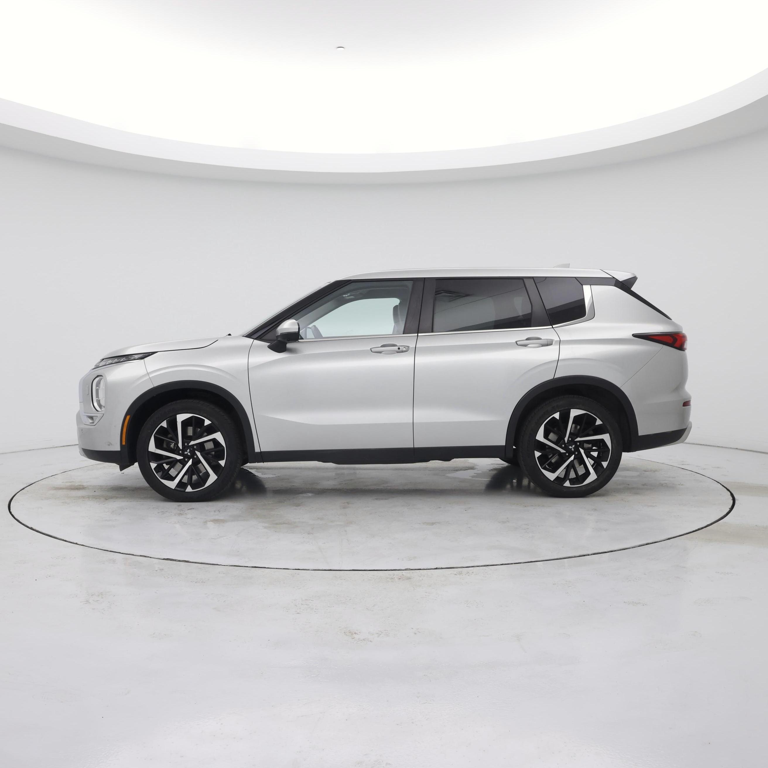 Thumbnail: 2022 Mitsubishi Outlander - 3