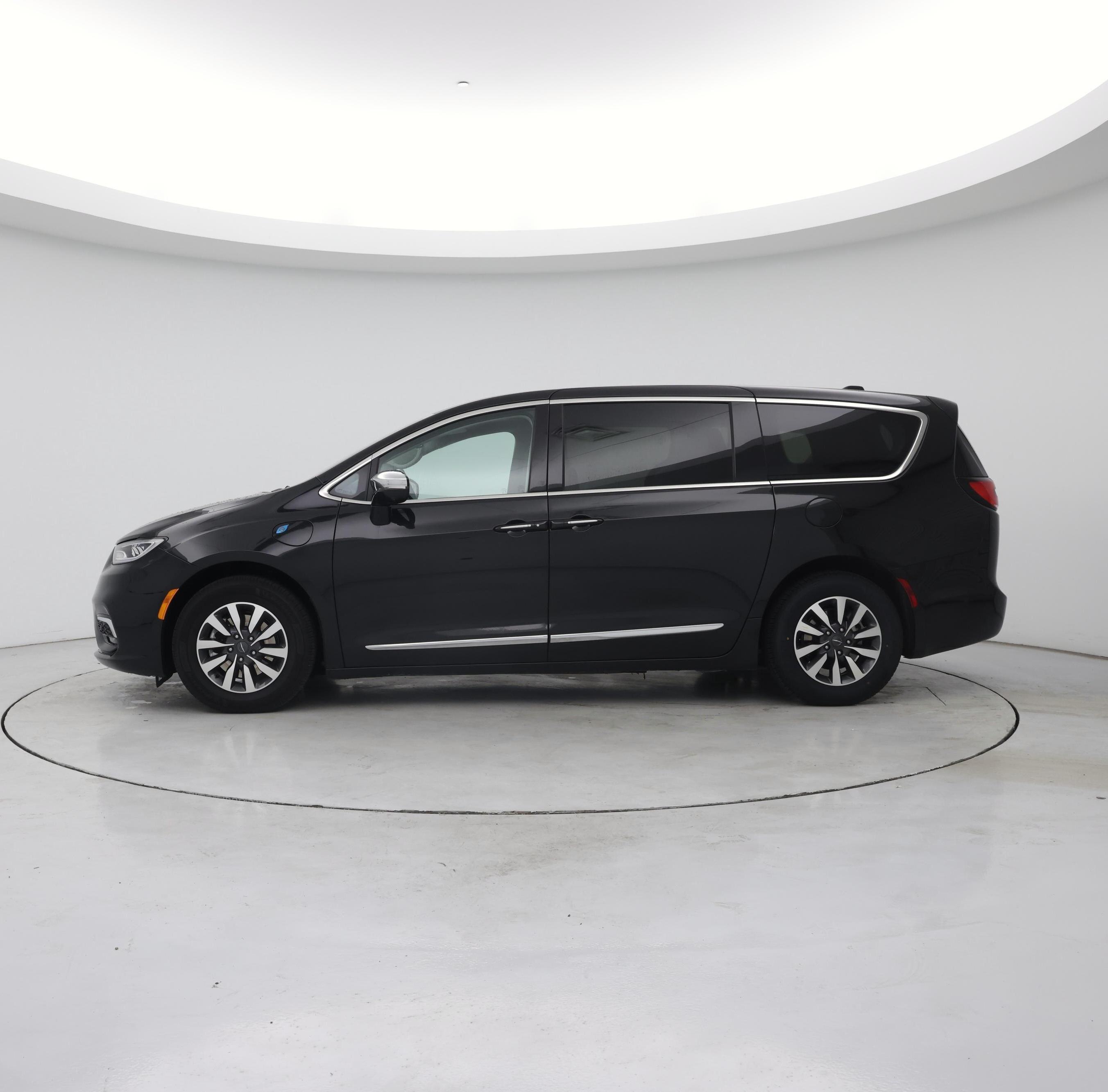 Thumbnail: 2022 Chrysler Pacifica - 3