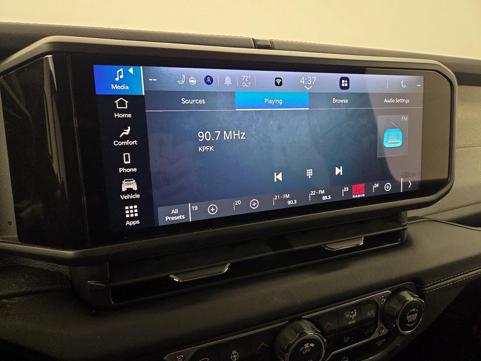 2025 Jeep Wrangler 4-Door Sahara - Photo 16
