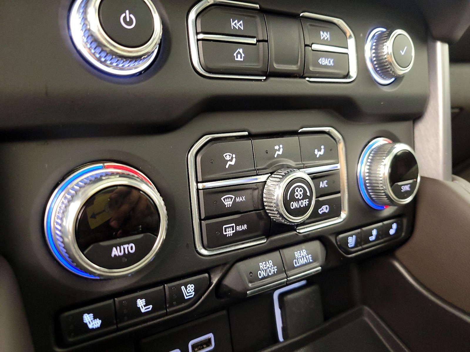 2021 GMC Yukon SLT - Photo 17