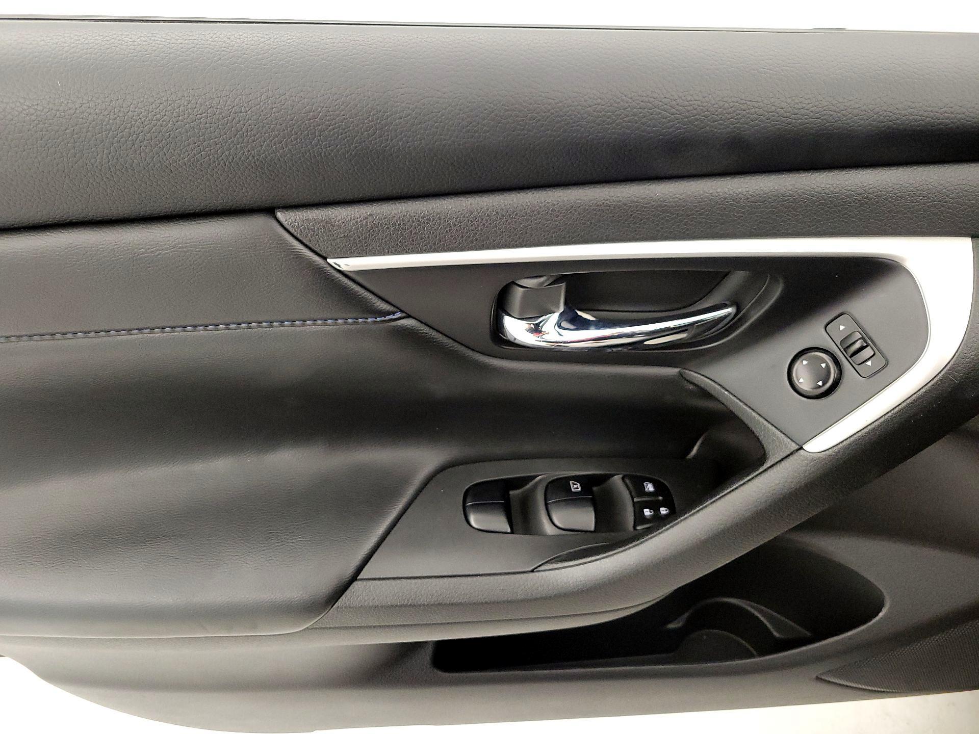 Thumbnail: 2016 Nissan Altima - 12