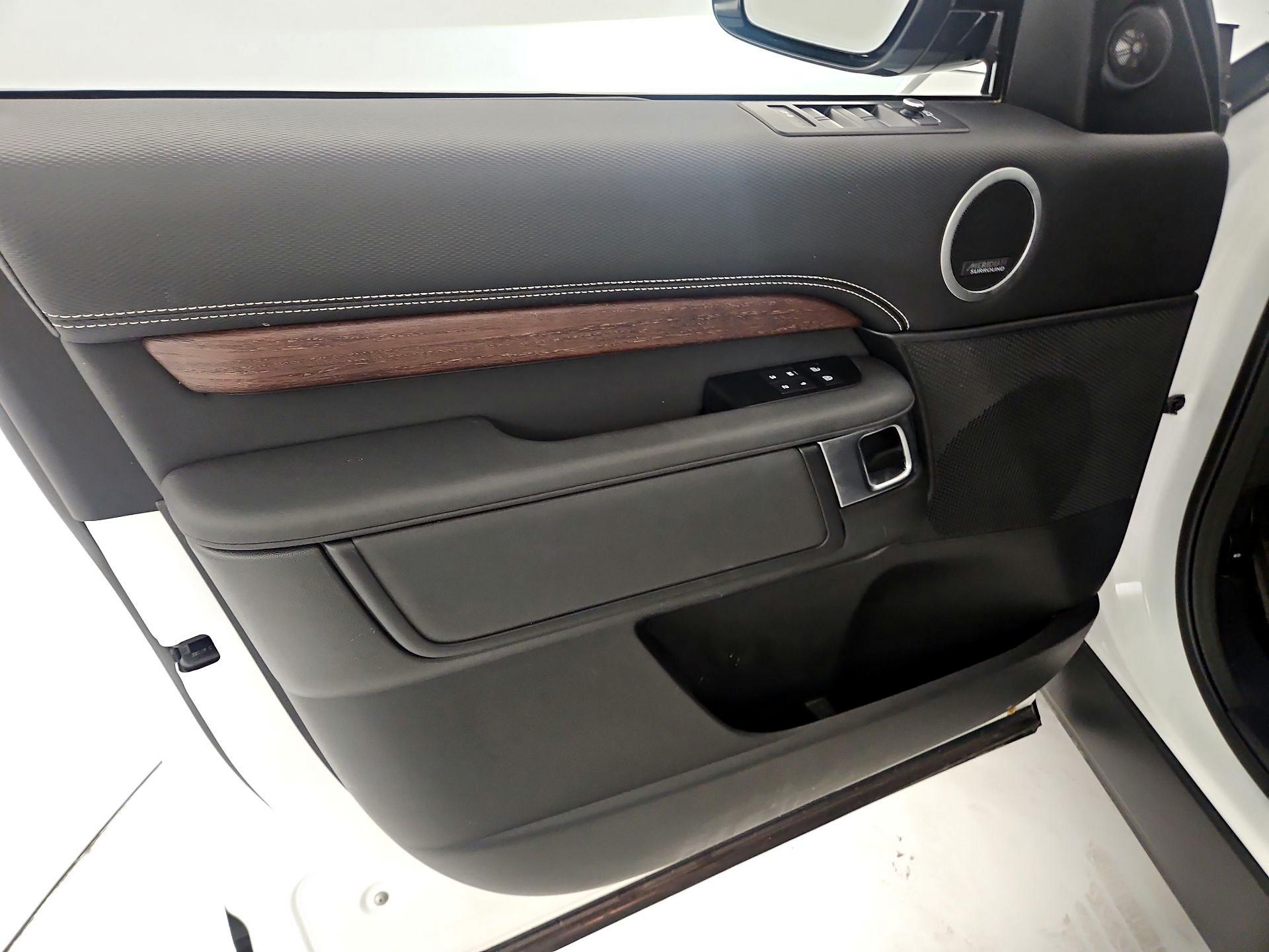 Thumbnail: 2021 Land Rover Discovery - 12