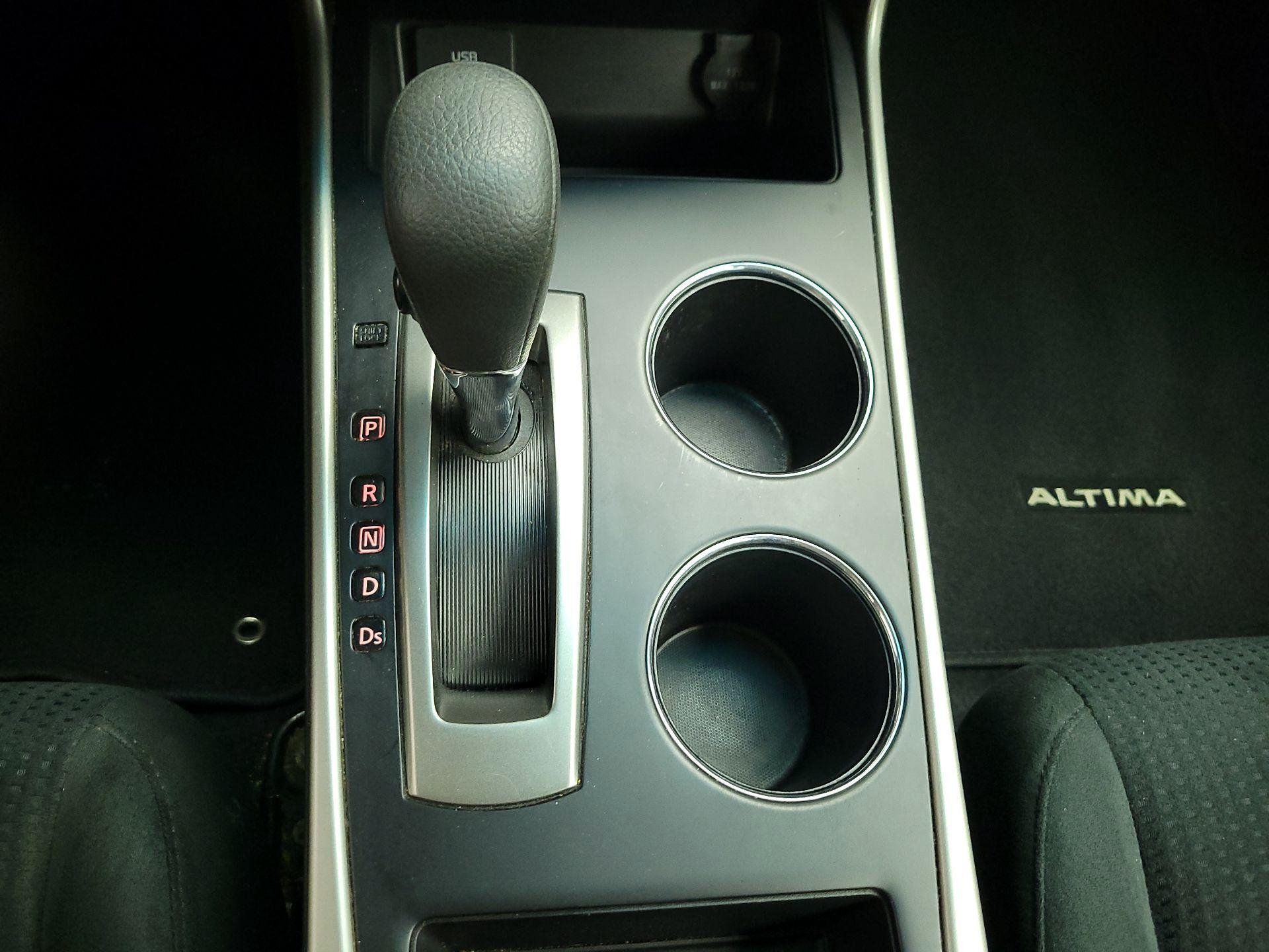 Thumbnail: 2015 Nissan Altima - 17