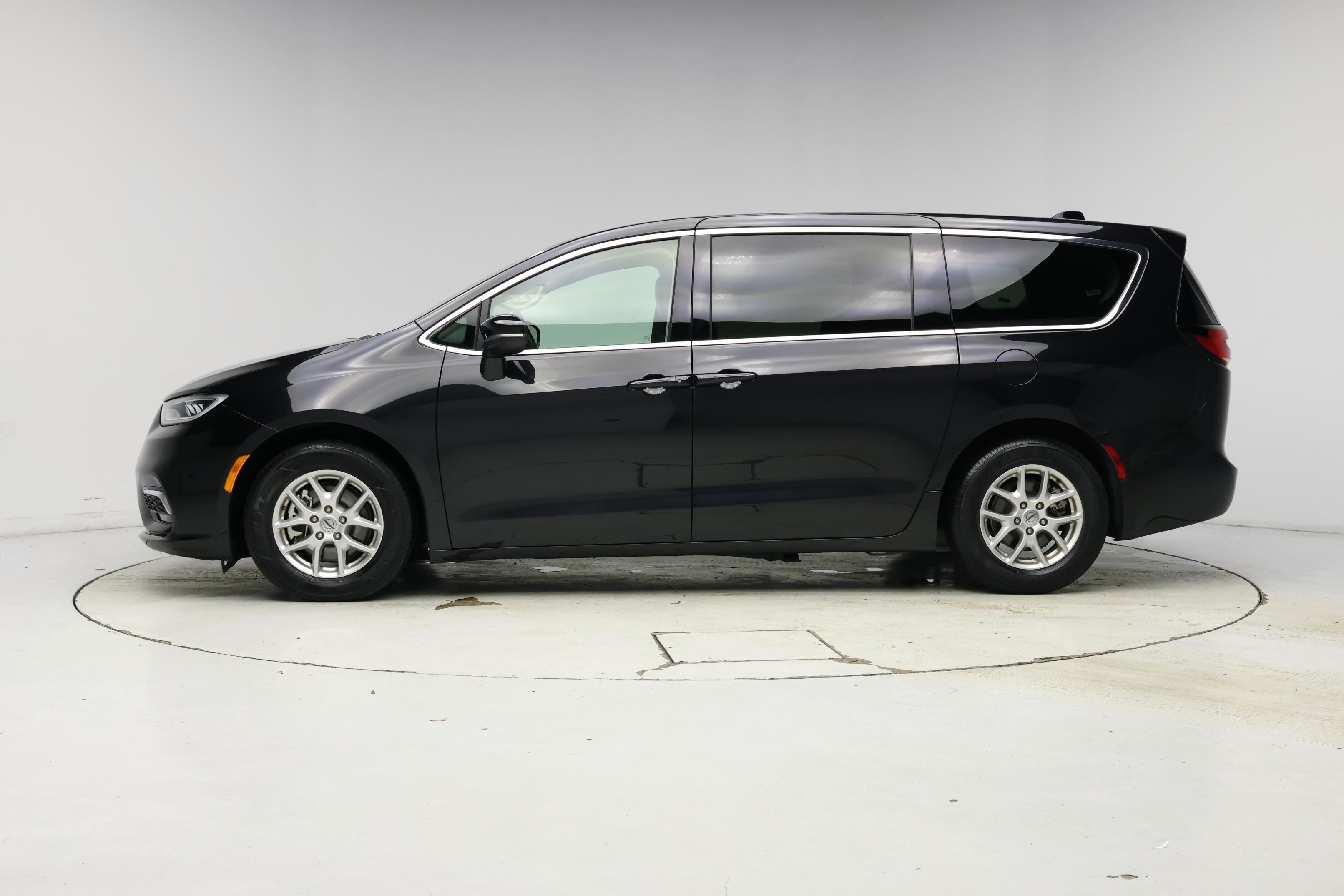 Thumbnail: 2023 Chrysler Pacifica - 3