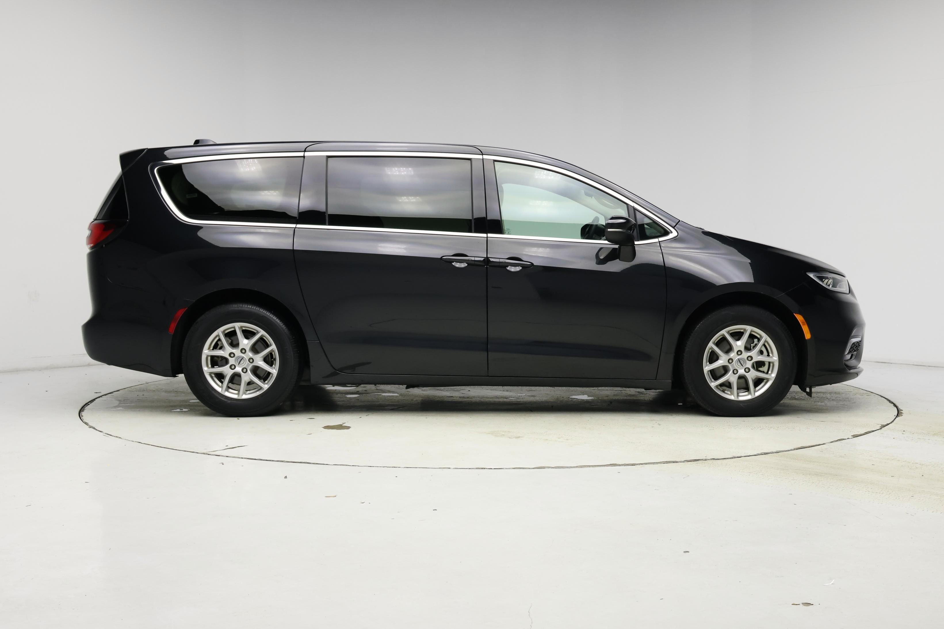 Thumbnail: 2023 Chrysler Pacifica - 7