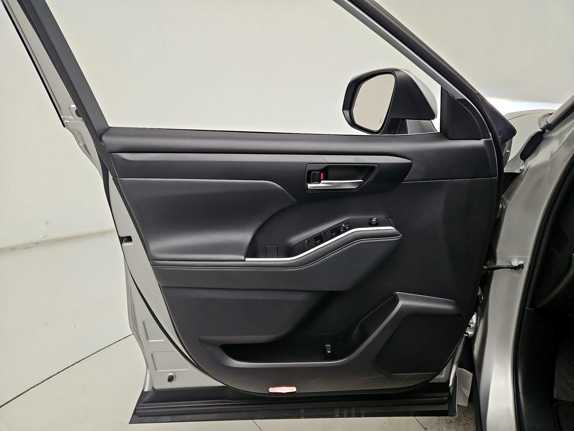 Thumbnail: 2022 Toyota Highlander - 12