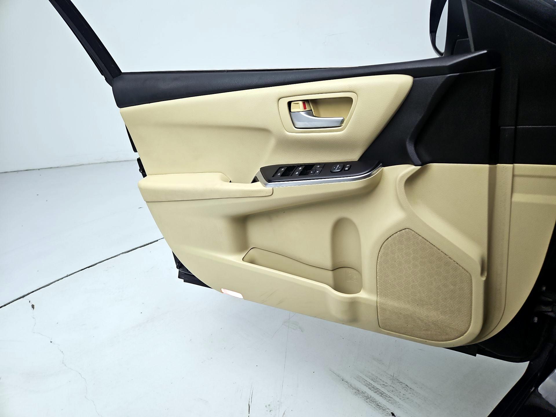 Thumbnail: 2015 Toyota Camry - 12