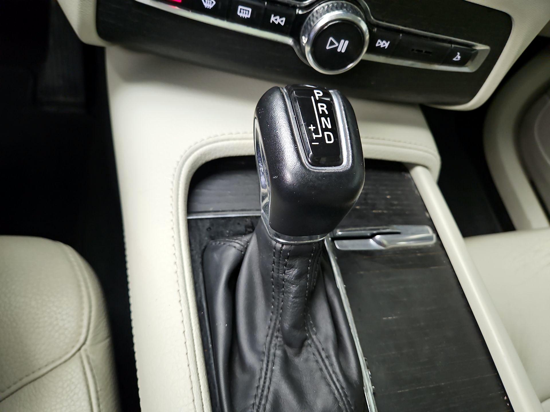 Thumbnail: 2020 Volvo XC90 - 17