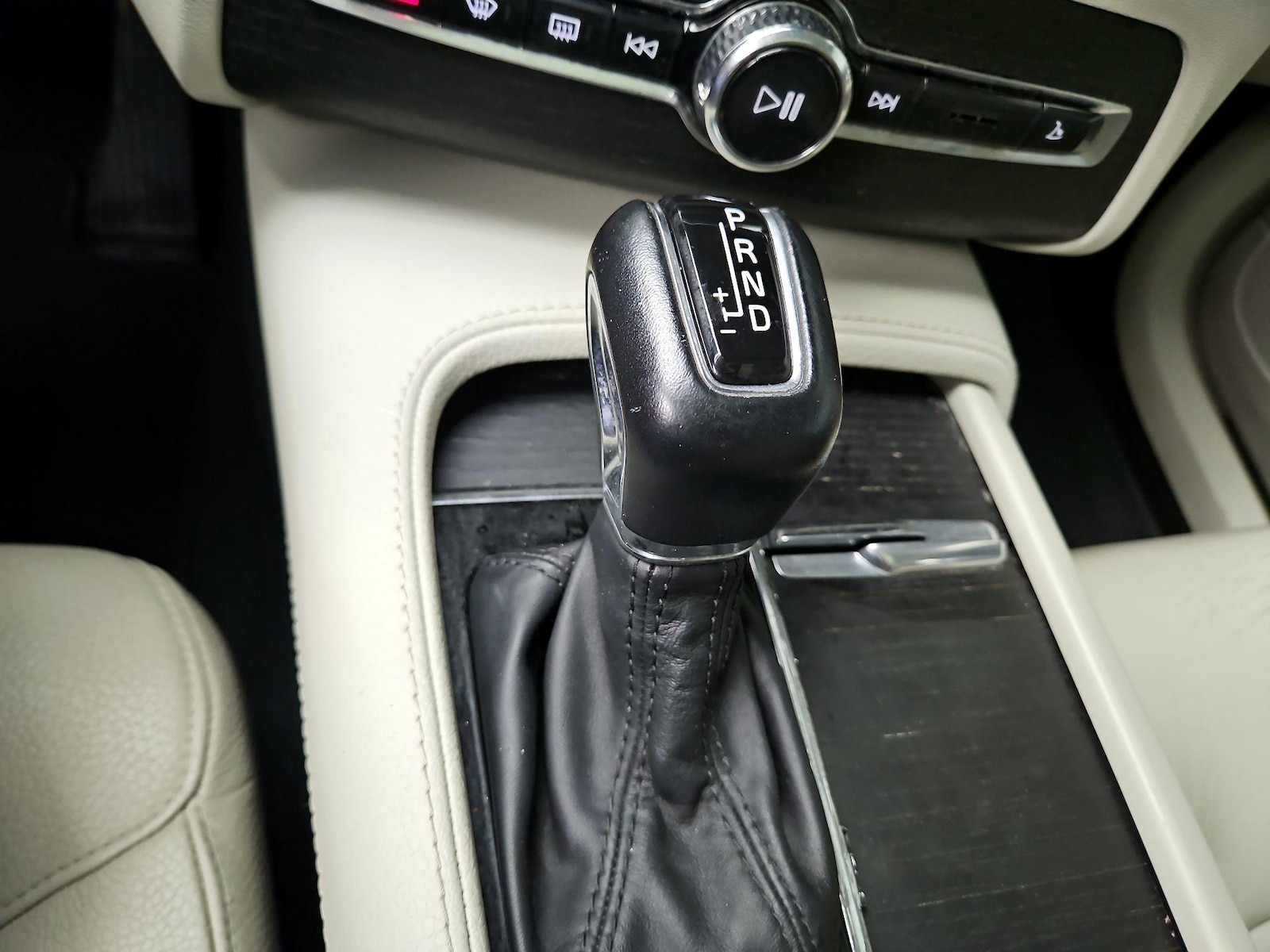 2020 Volvo XC90 Momentum - Photo 18