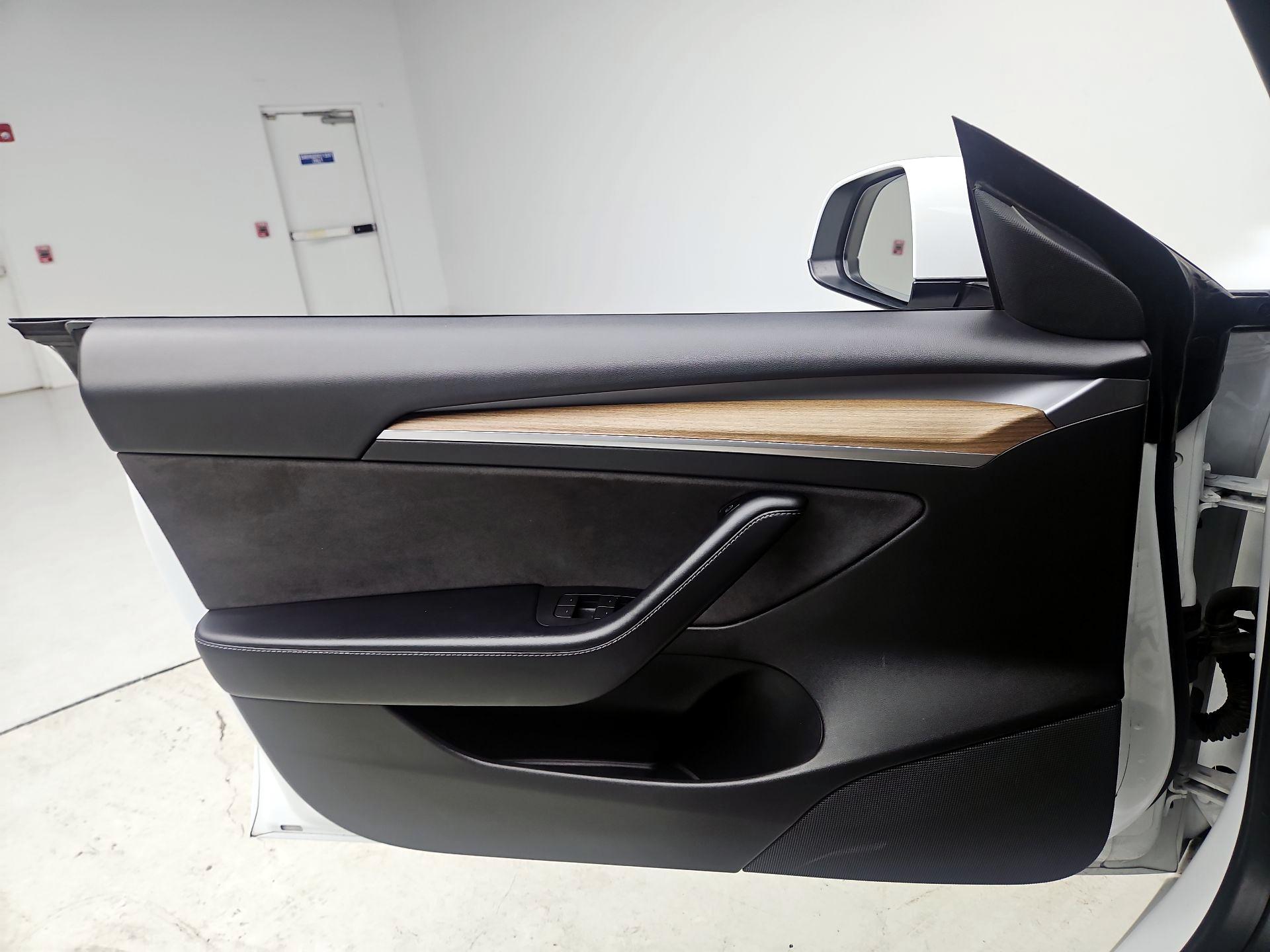 Thumbnail: 2021 Tesla Model 3 - 12