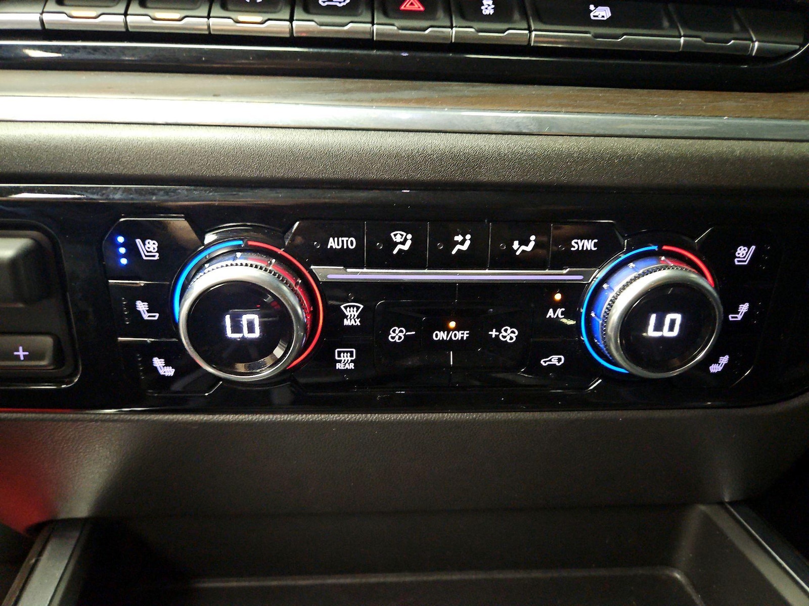 2024 GMC Sierra 1500 SLT - Photo 17