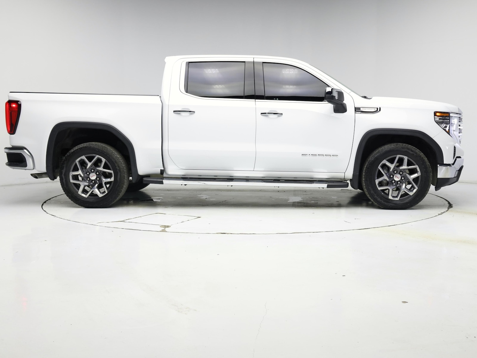 2024 GMC Sierra 1500 SLT - Photo 8