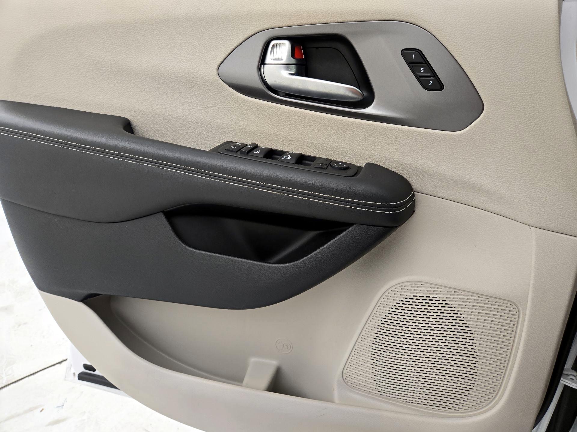 Thumbnail: 2024 Chrysler Pacifica - 12