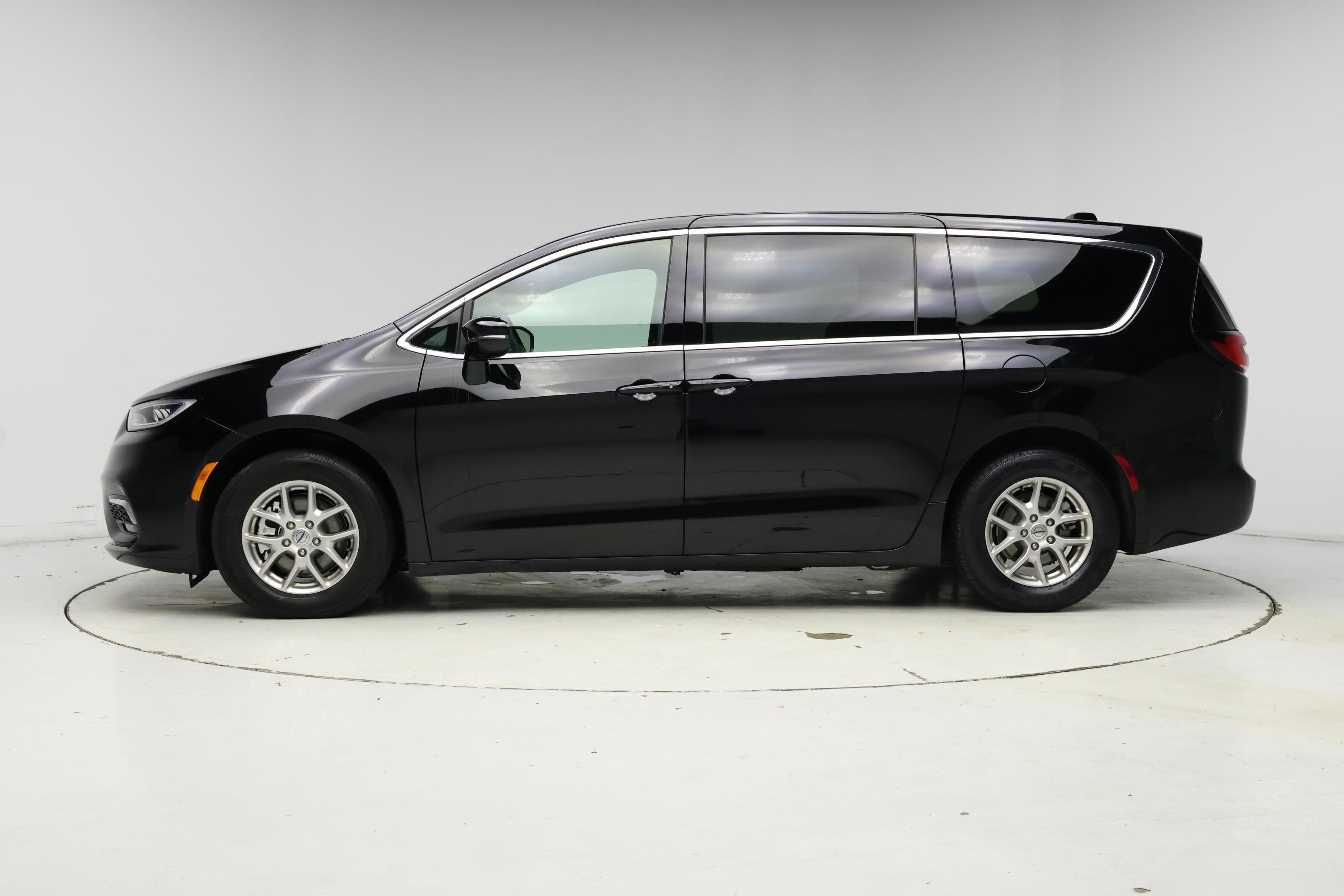 Thumbnail: 2025 Chrysler Pacifica - 3