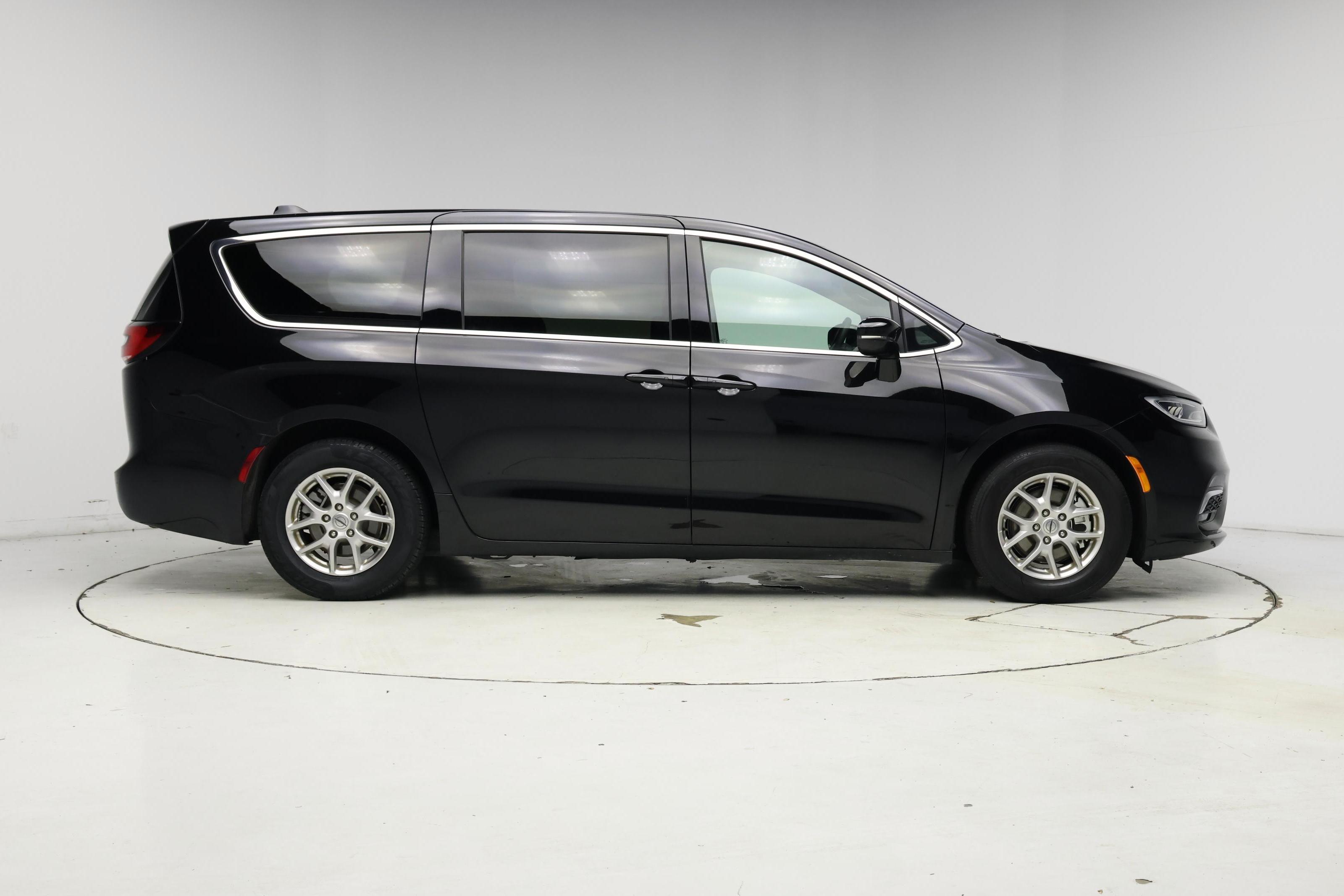 Thumbnail: 2025 Chrysler Pacifica - 7