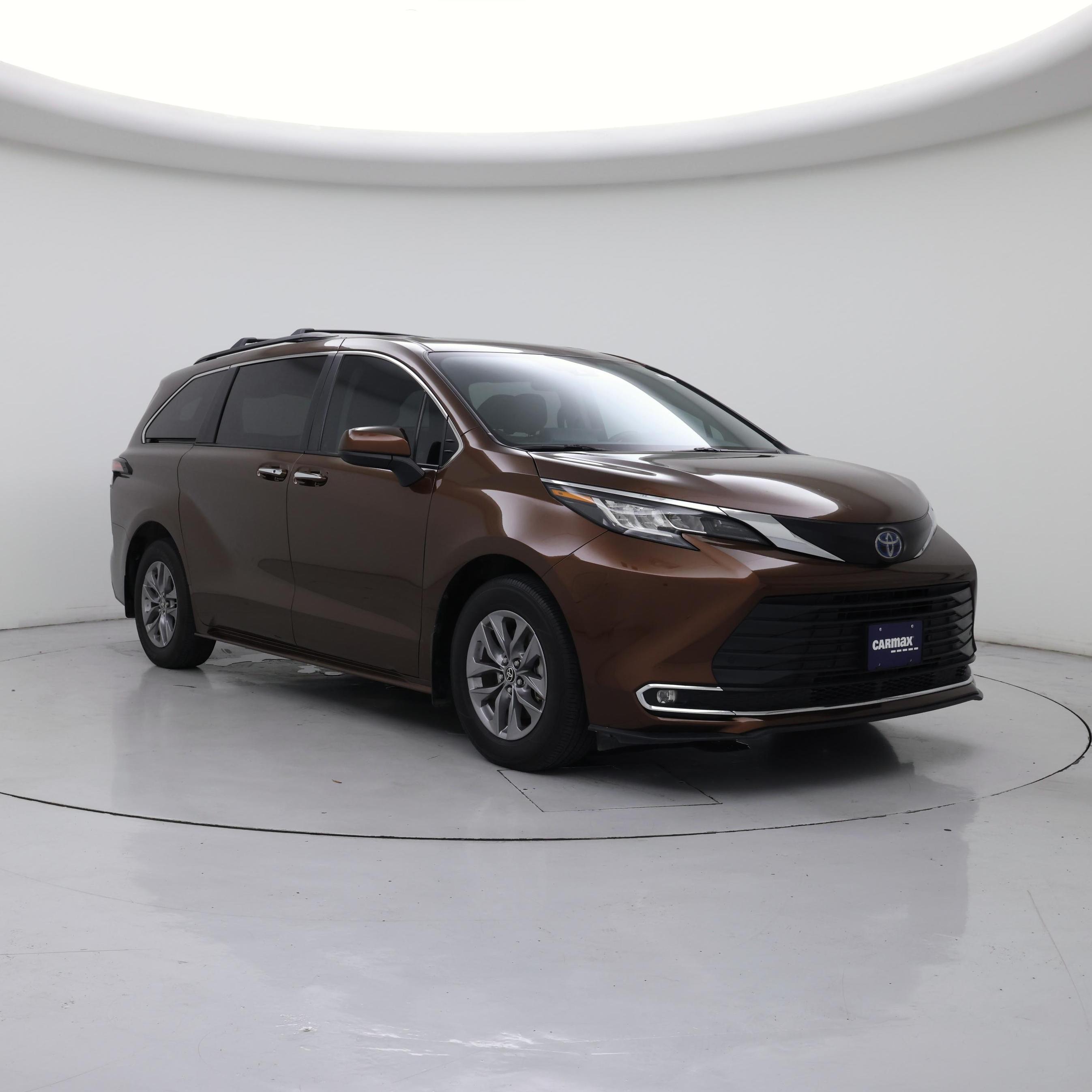Gold 2023 Toyota Sienna XLE 7-Passenger FWD Minivan Front-Wheel Drive Automatic