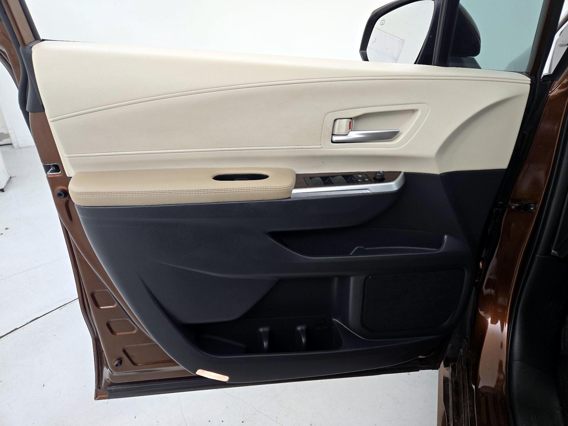 Thumbnail: 2023 Toyota Sienna - 12