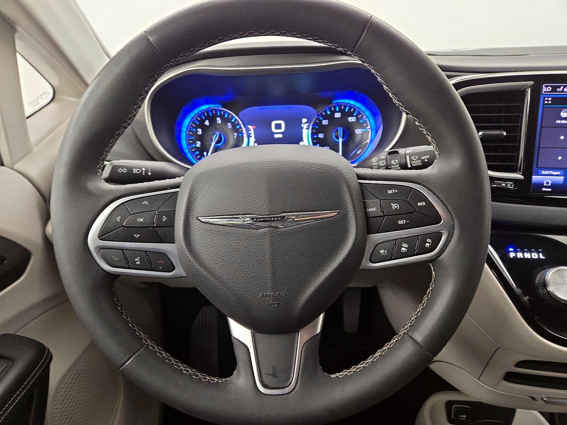 Thumbnail: 2023 Chrysler Pacifica - 10