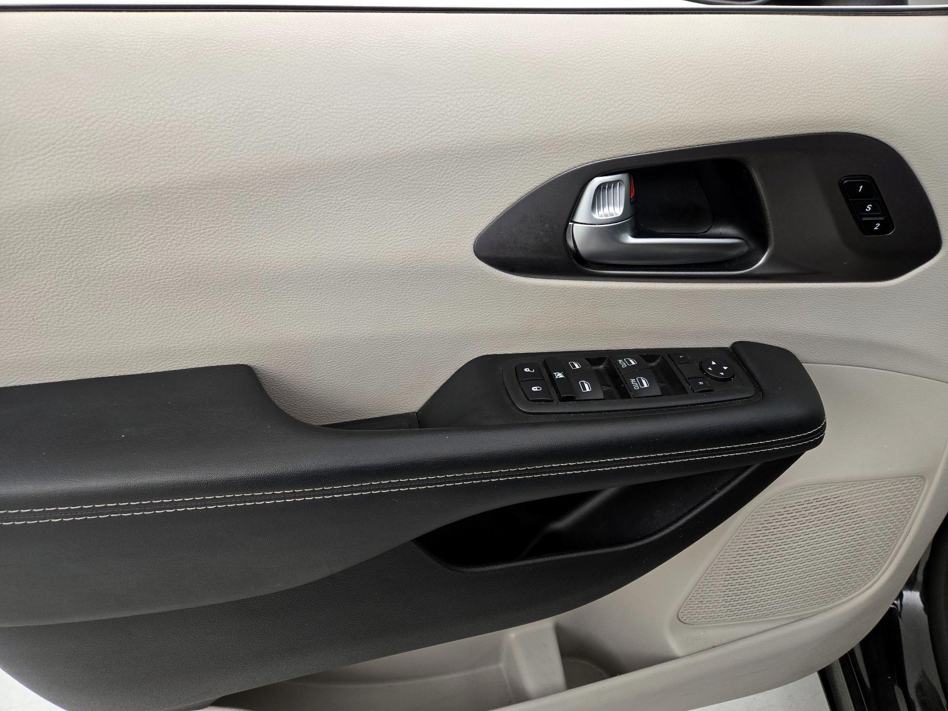 Thumbnail: 2023 Chrysler Pacifica - 12