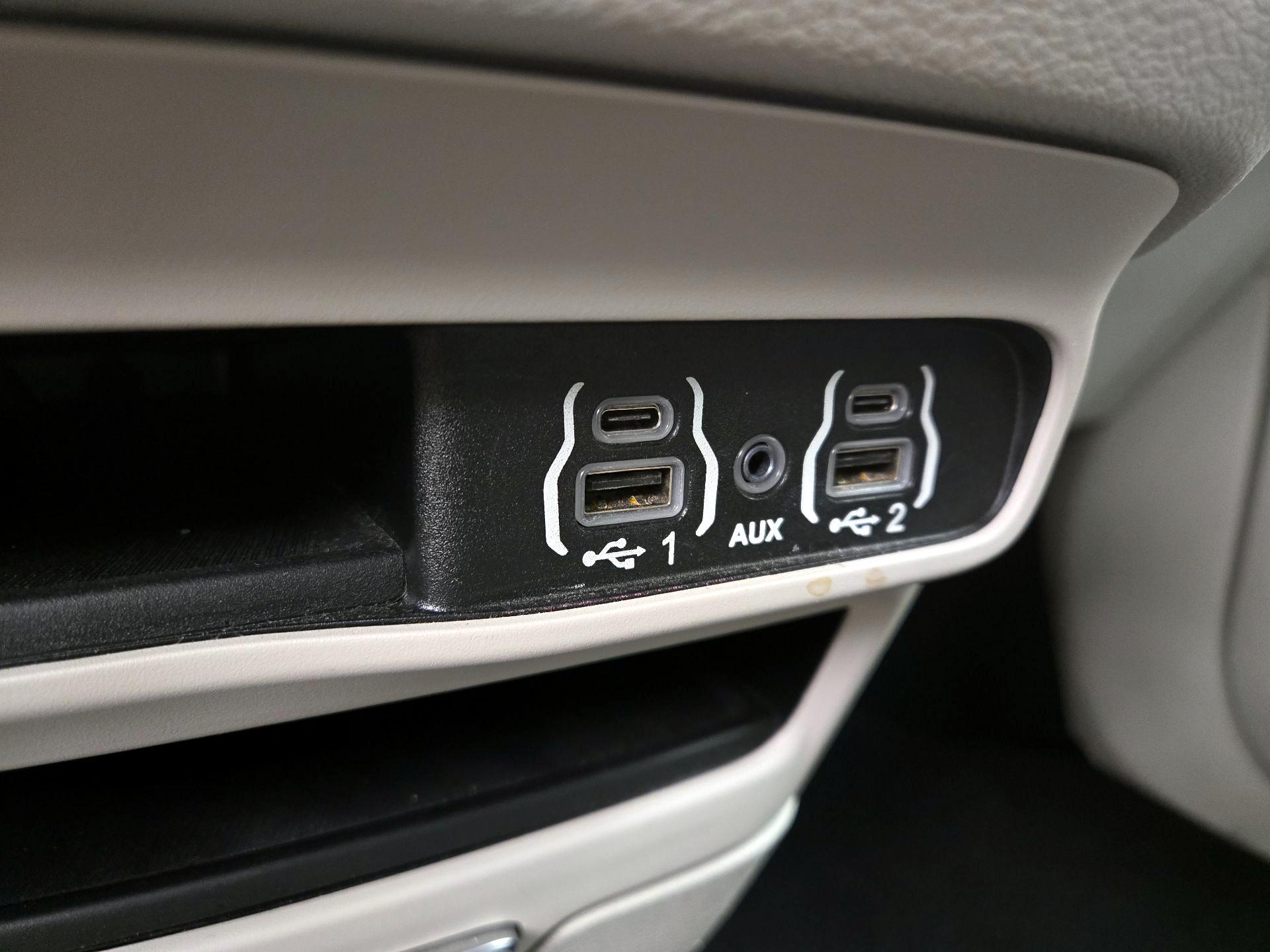 Thumbnail: 2023 Chrysler Pacifica - 18