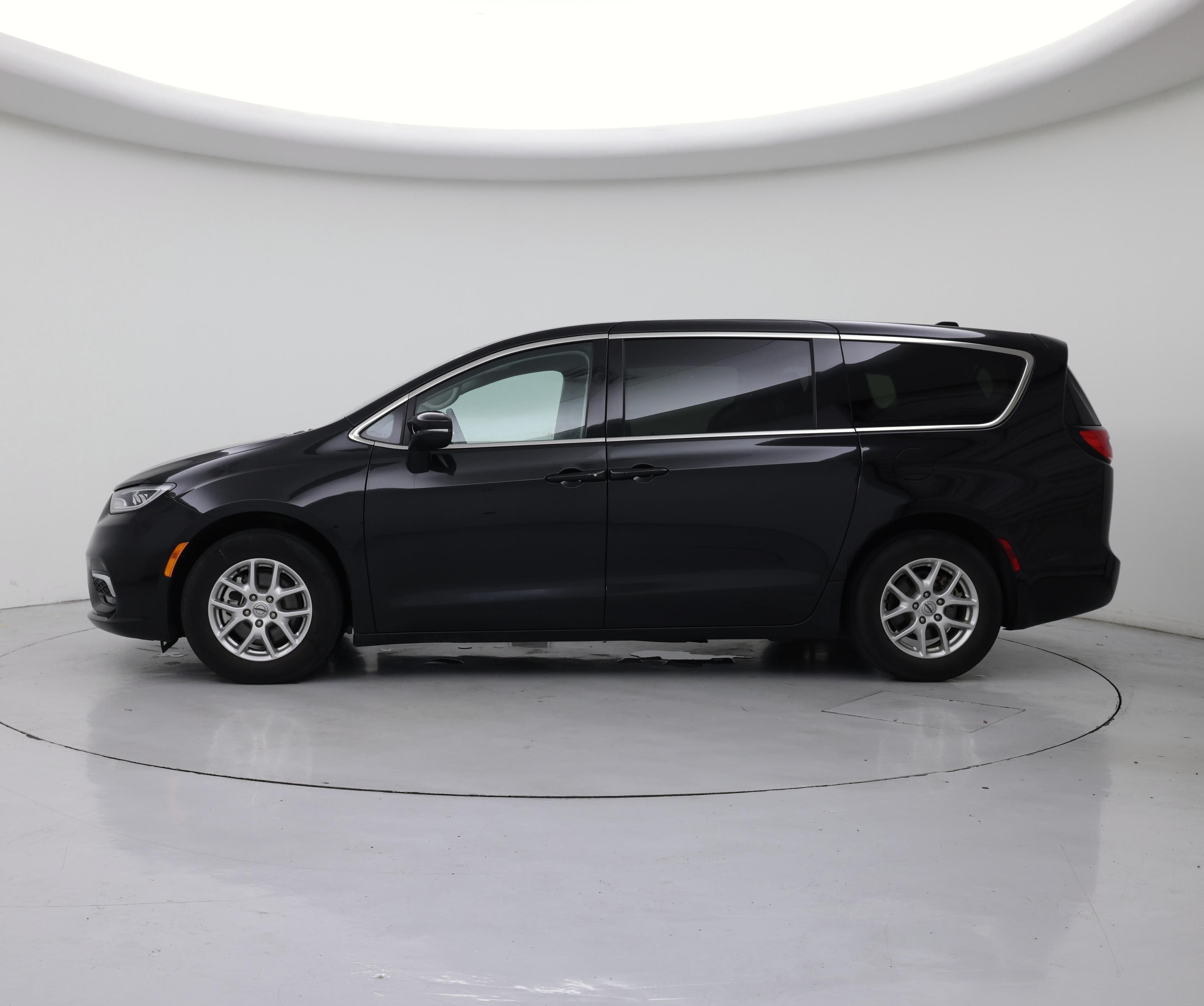 Thumbnail: 2023 Chrysler Pacifica - 3