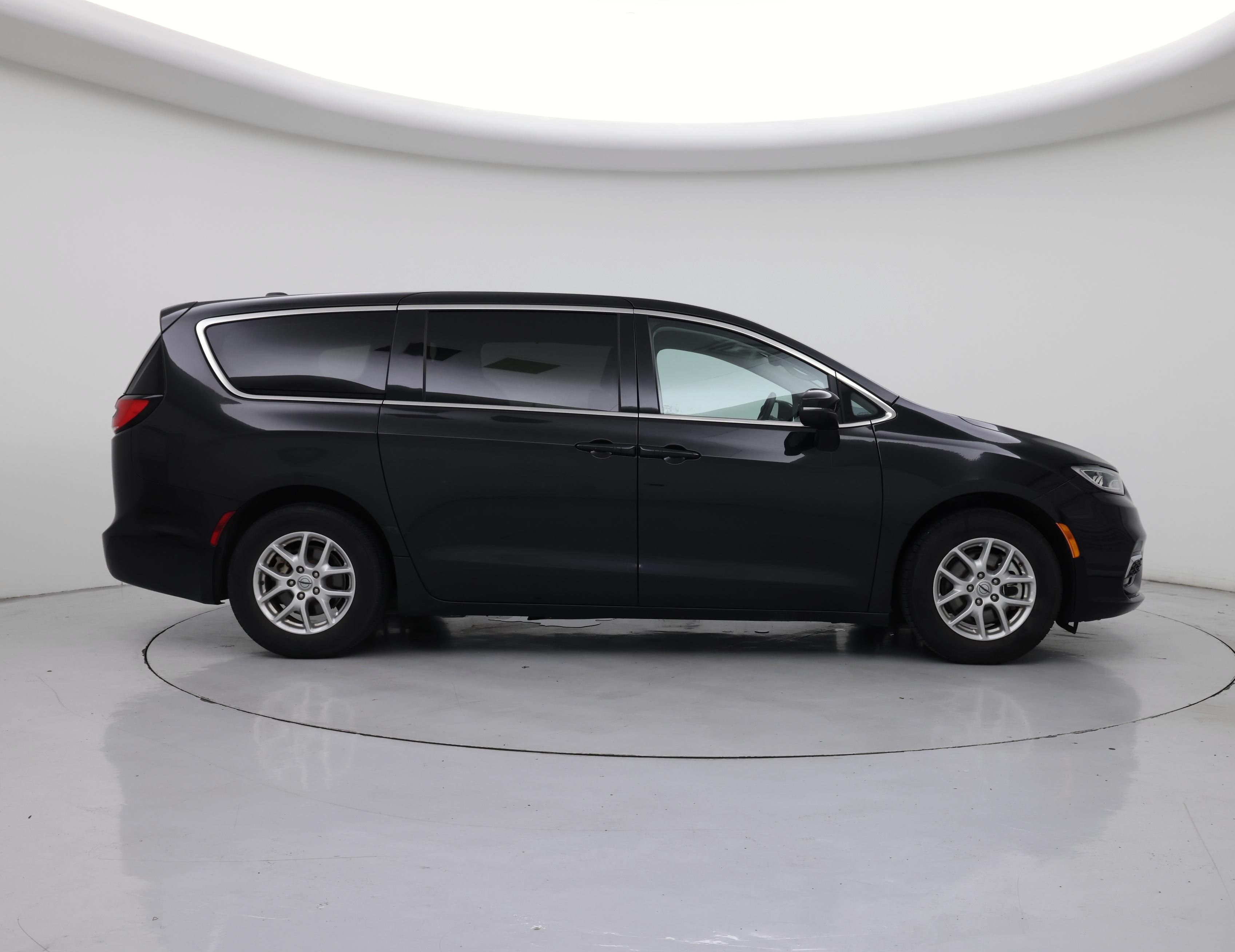 Thumbnail: 2023 Chrysler Pacifica - 7