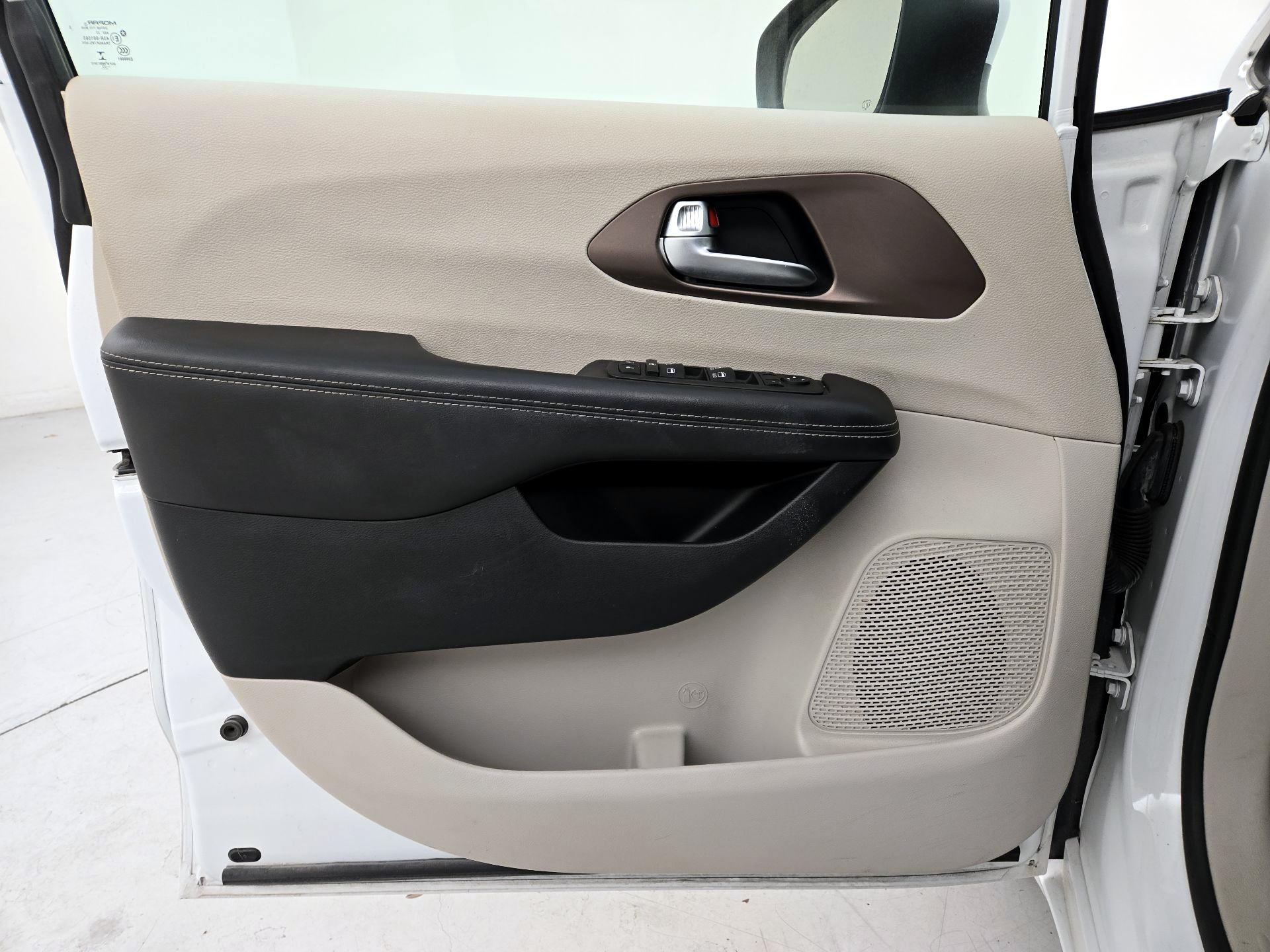 Thumbnail: 2023 Chrysler Voyager - 12