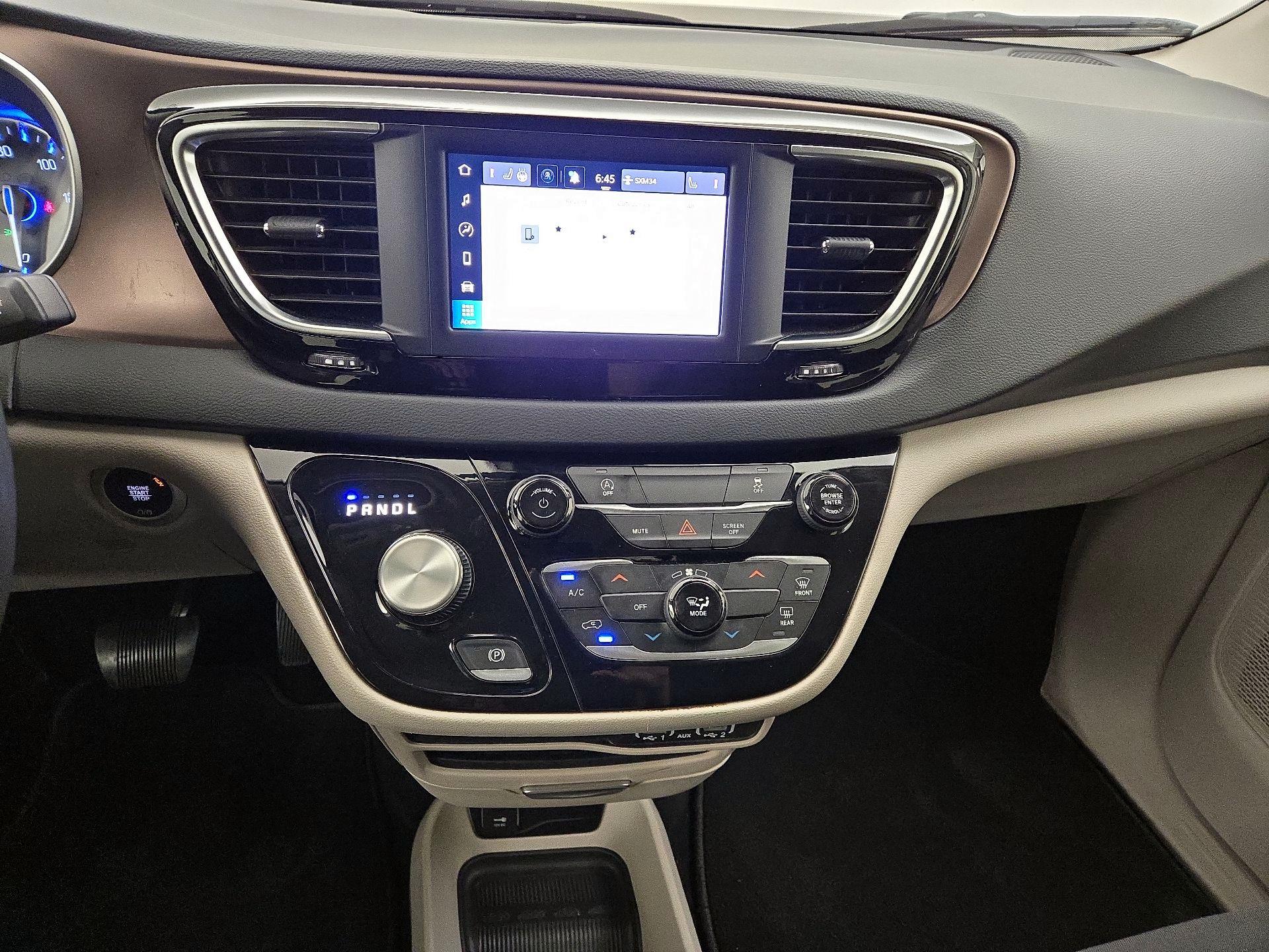 Thumbnail: 2023 Chrysler Voyager - 17