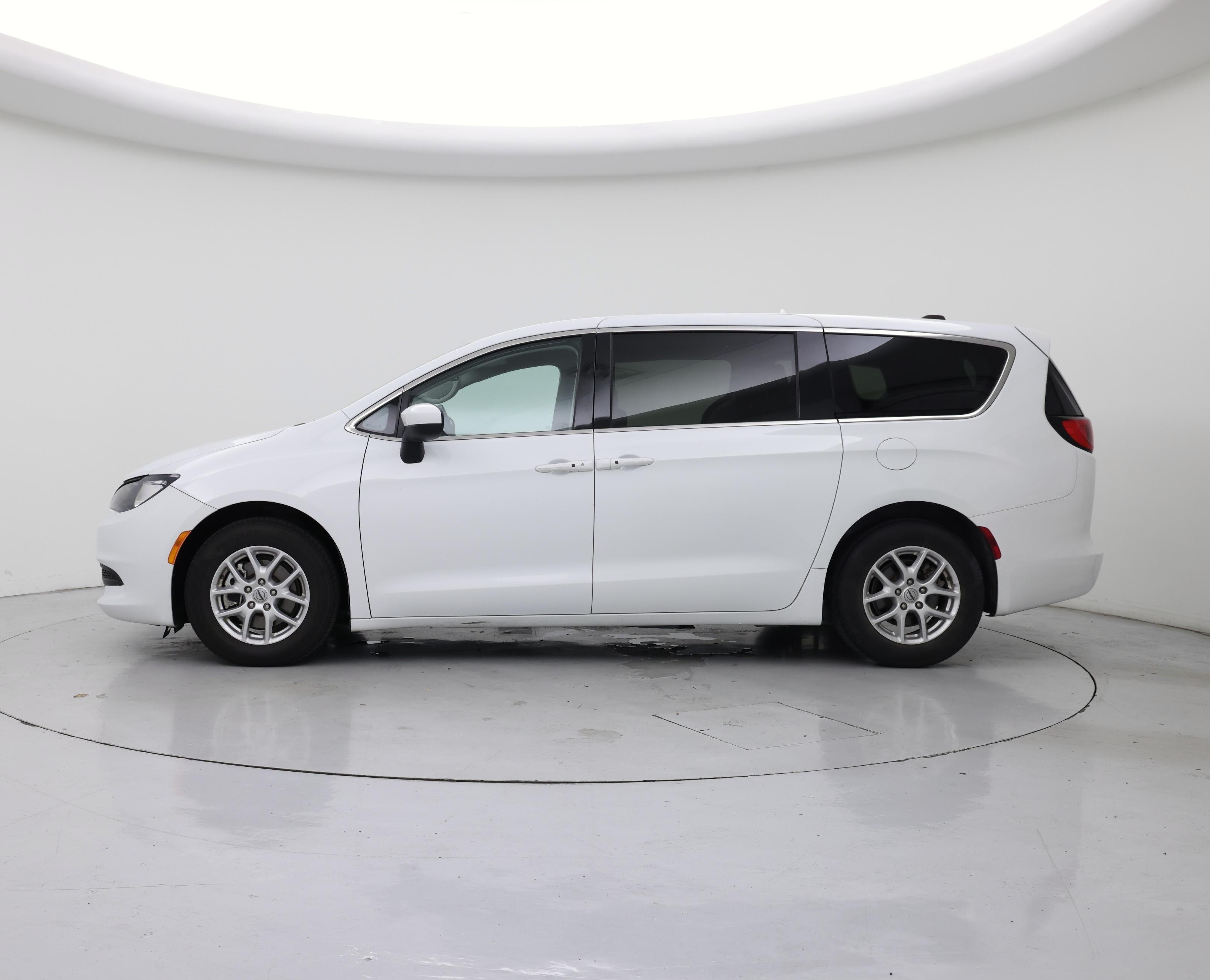 Thumbnail: 2023 Chrysler Voyager - 3