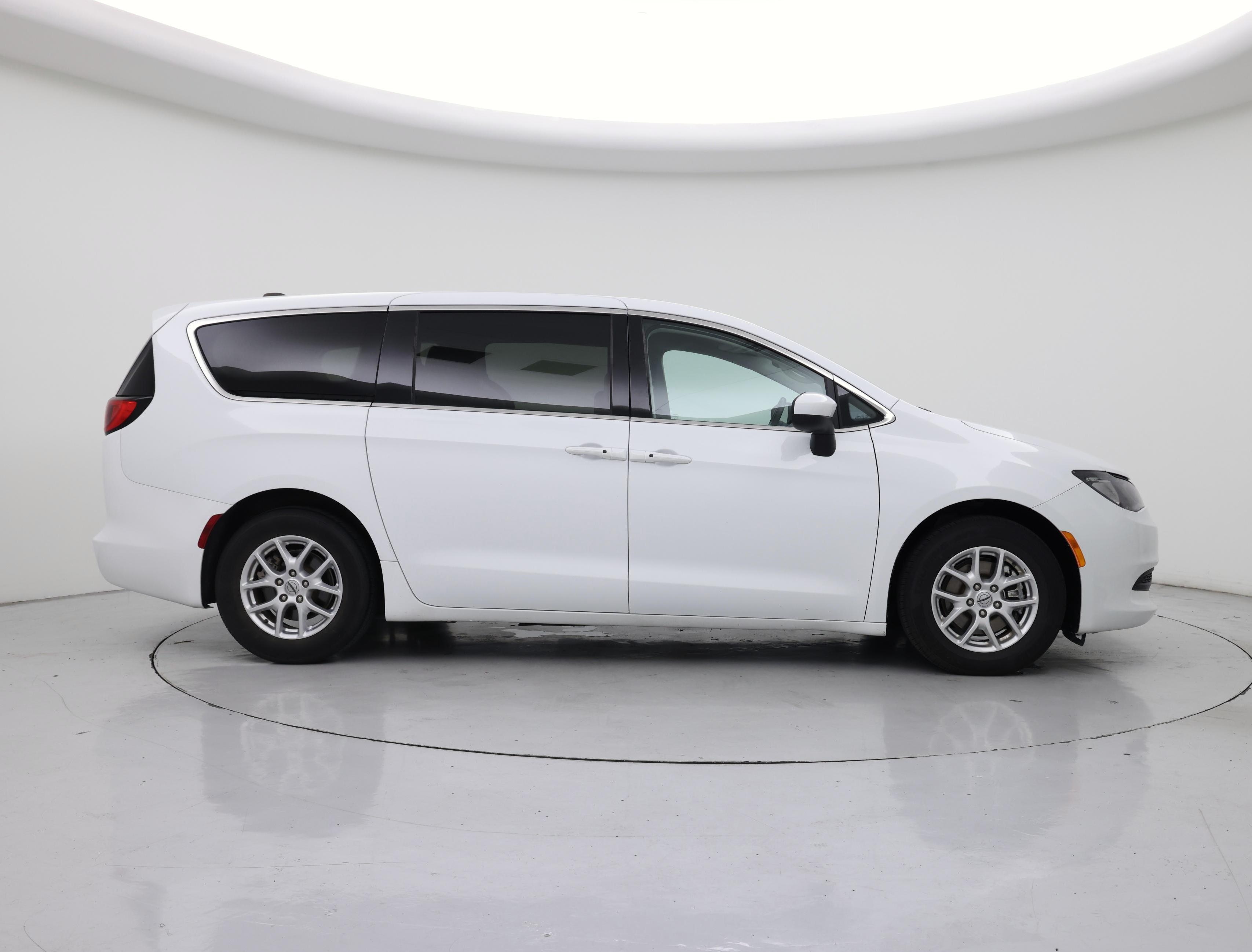 Thumbnail: 2023 Chrysler Voyager - 7