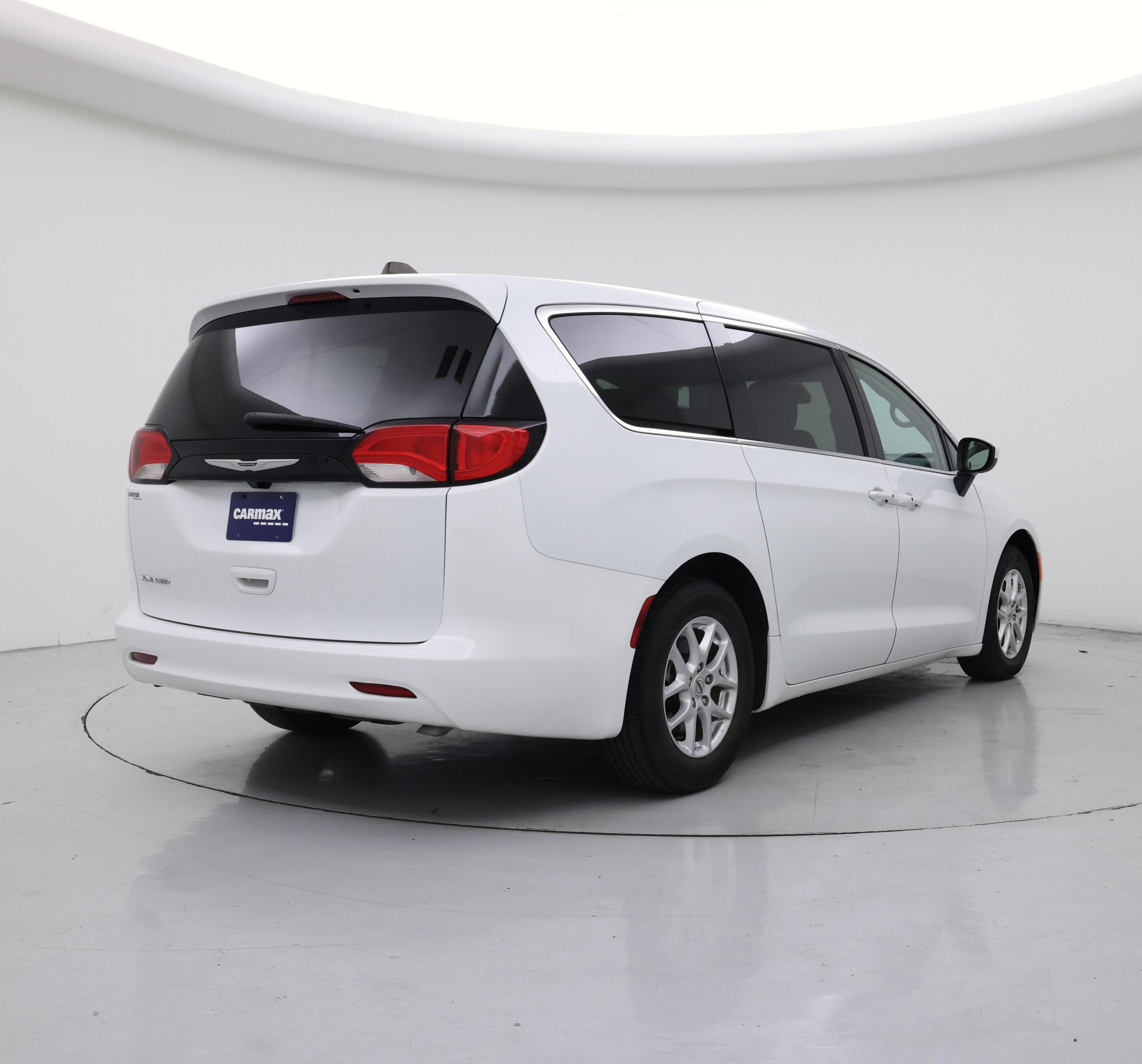 Thumbnail: 2023 Chrysler Voyager - 8