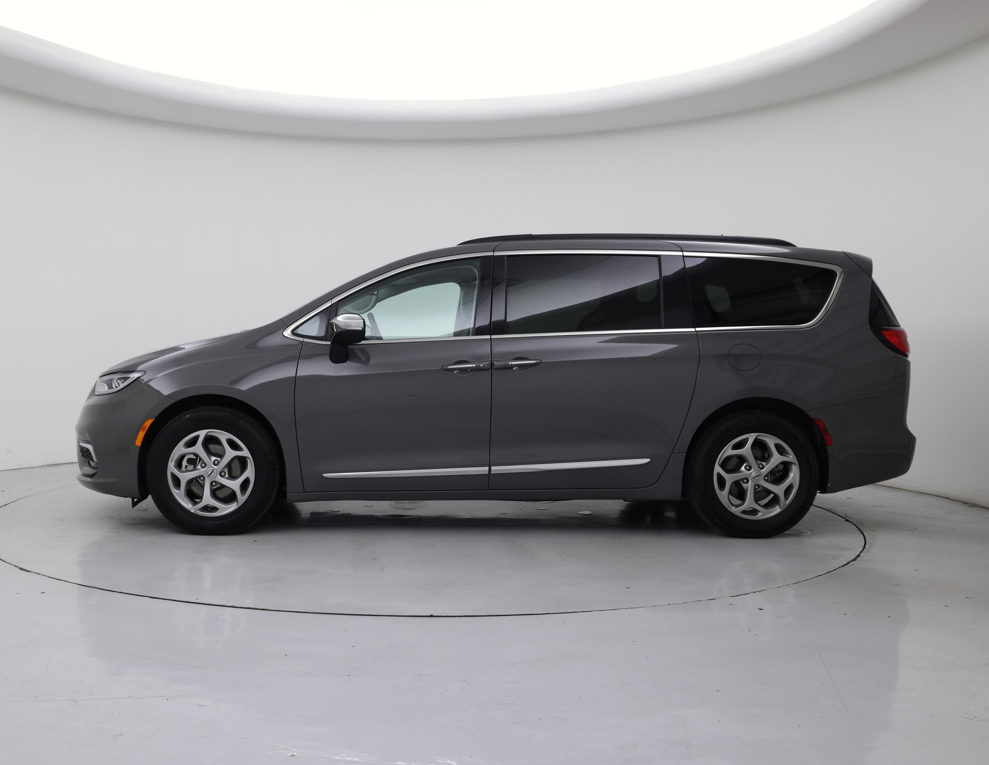 Thumbnail: 2023 Chrysler Pacifica - 3