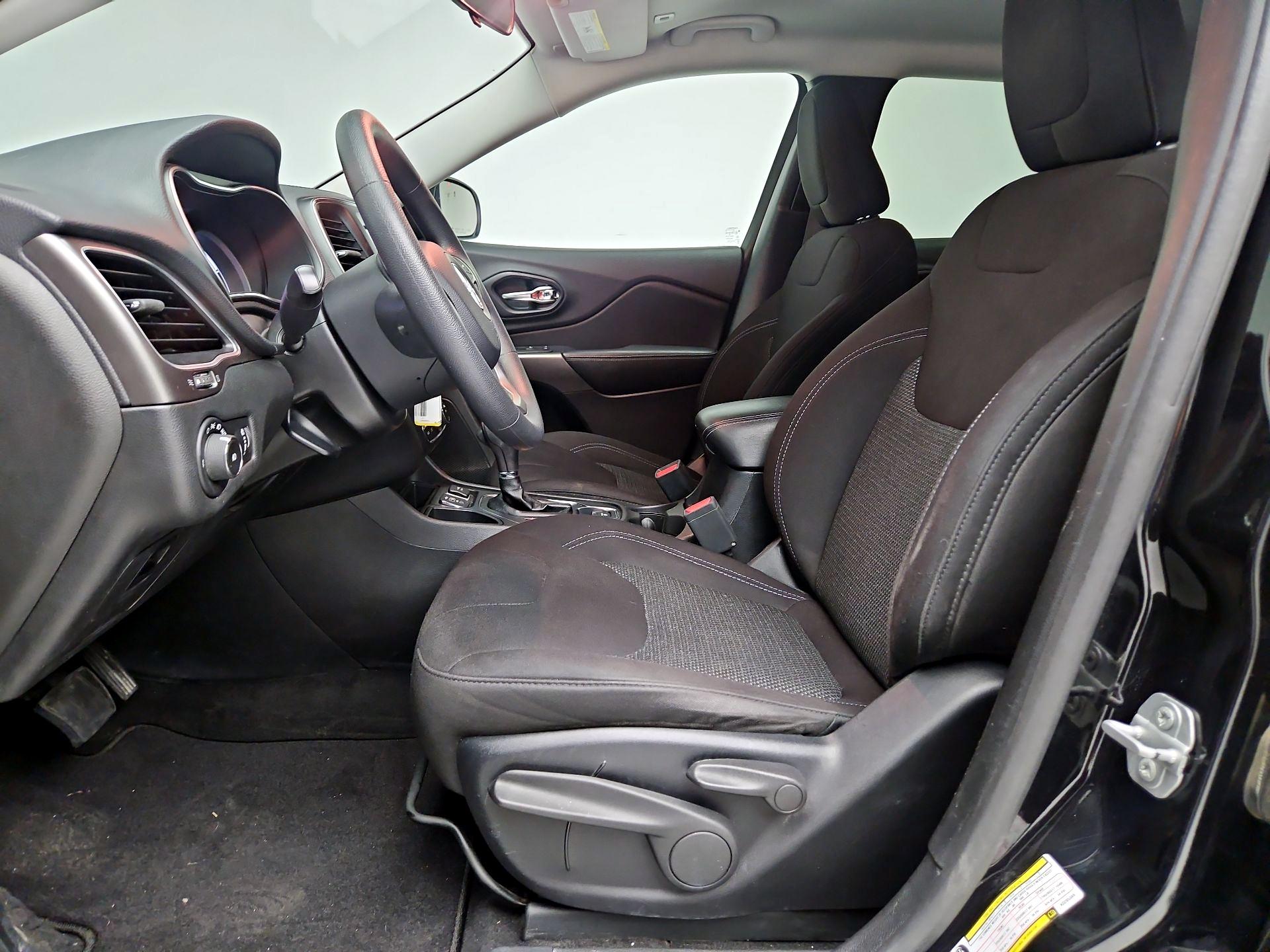 Thumbnail: 2019 Jeep Cherokee - 11