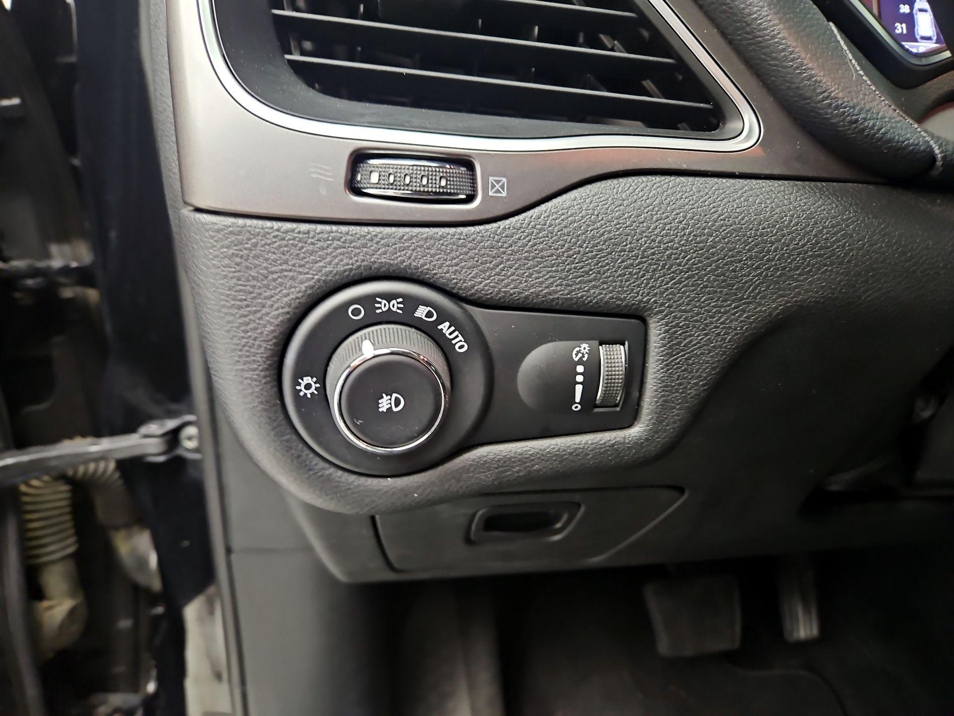 Thumbnail: 2019 Jeep Cherokee - 13