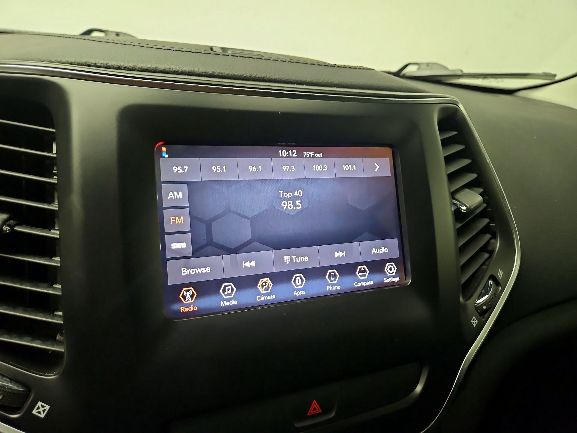 Thumbnail: 2019 Jeep Cherokee - 15