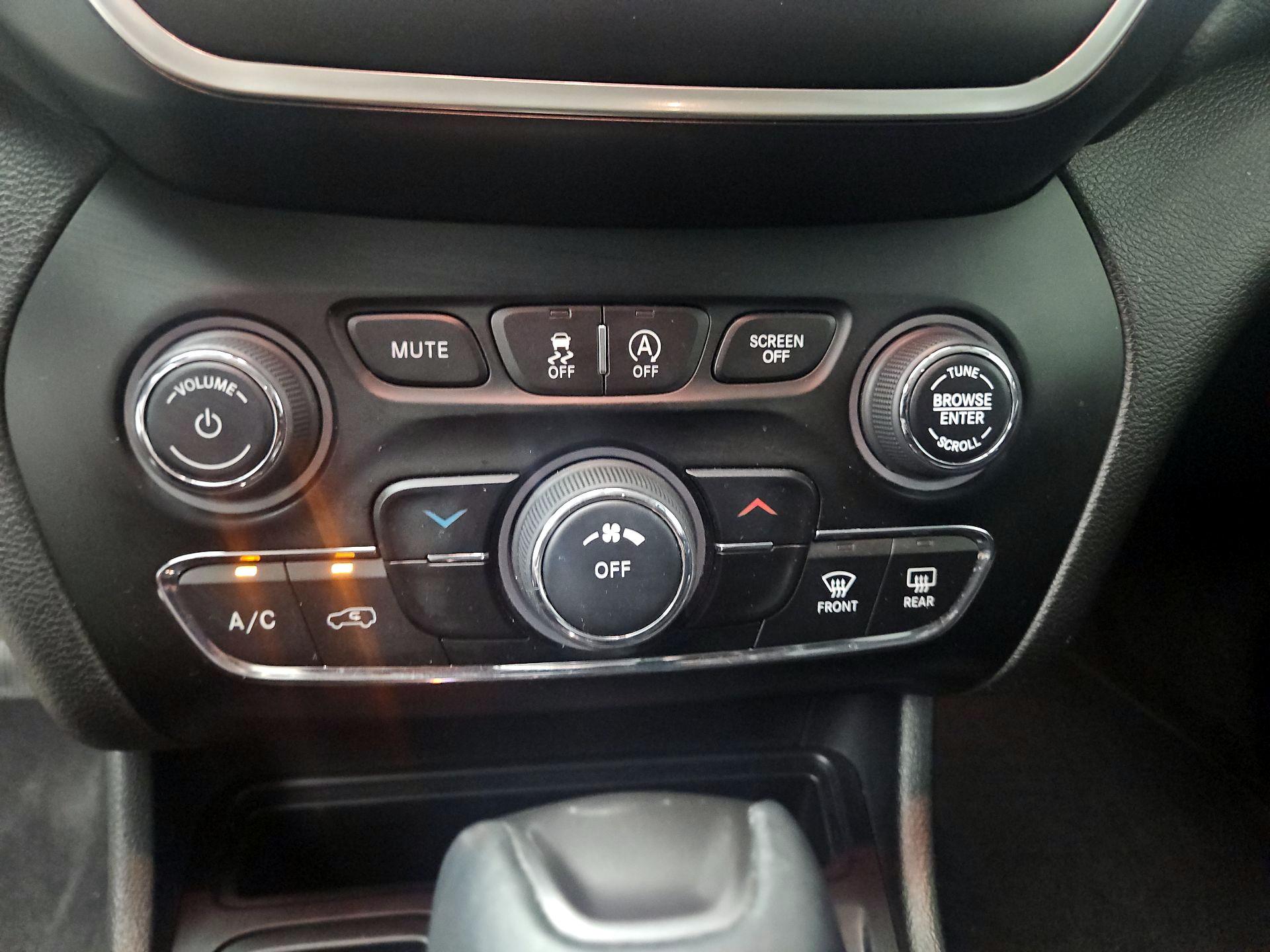 Thumbnail: 2019 Jeep Cherokee - 16