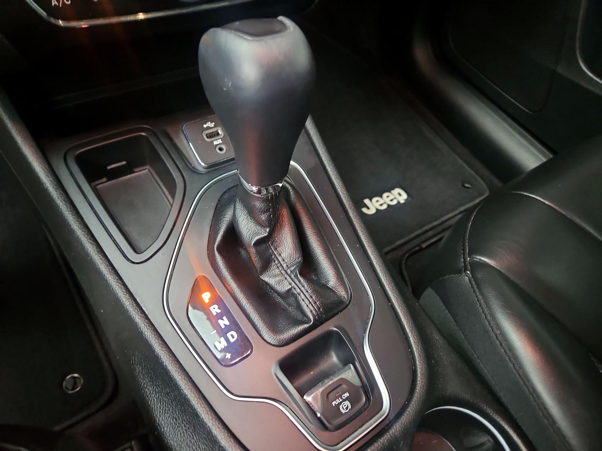 Thumbnail: 2019 Jeep Cherokee - 17