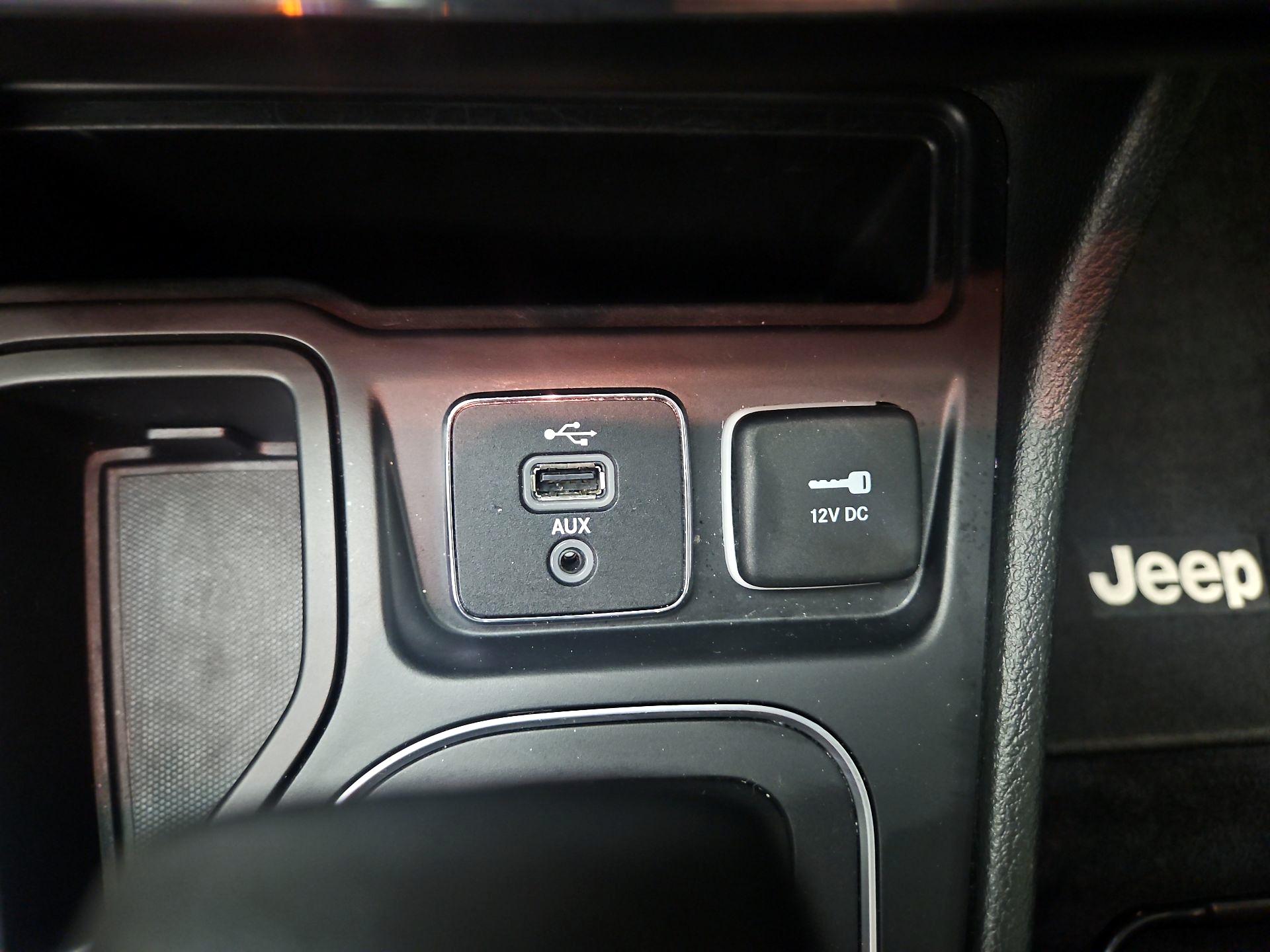 Thumbnail: 2019 Jeep Cherokee - 18