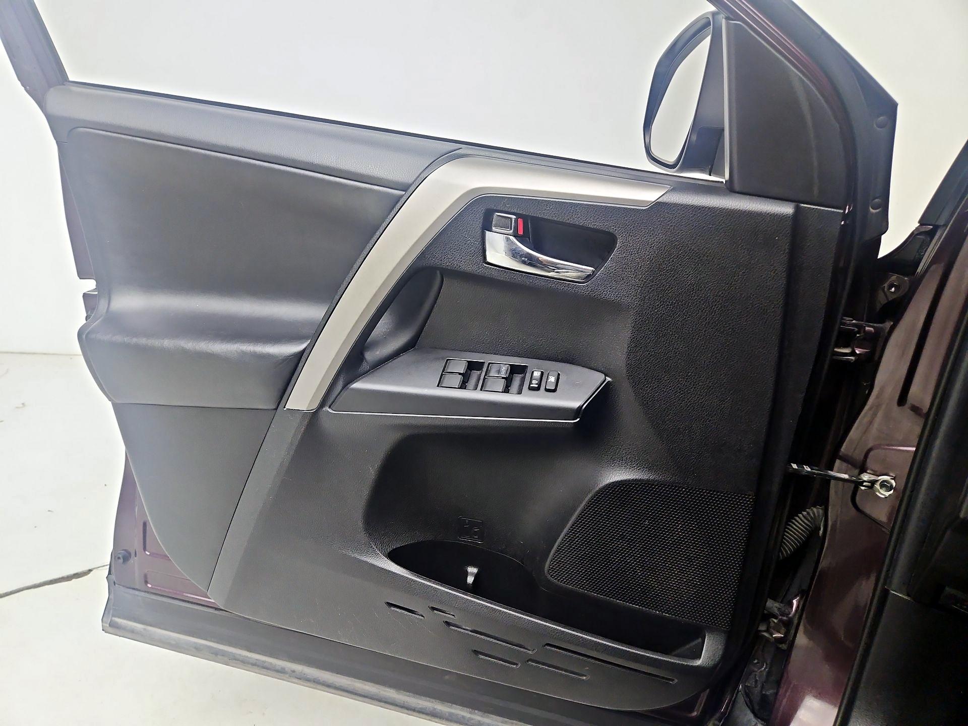 Thumbnail: 2018 Toyota RAV4 - 12