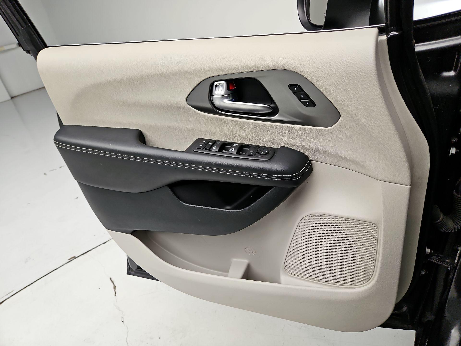 Thumbnail: 2023 Chrysler Pacifica - 12