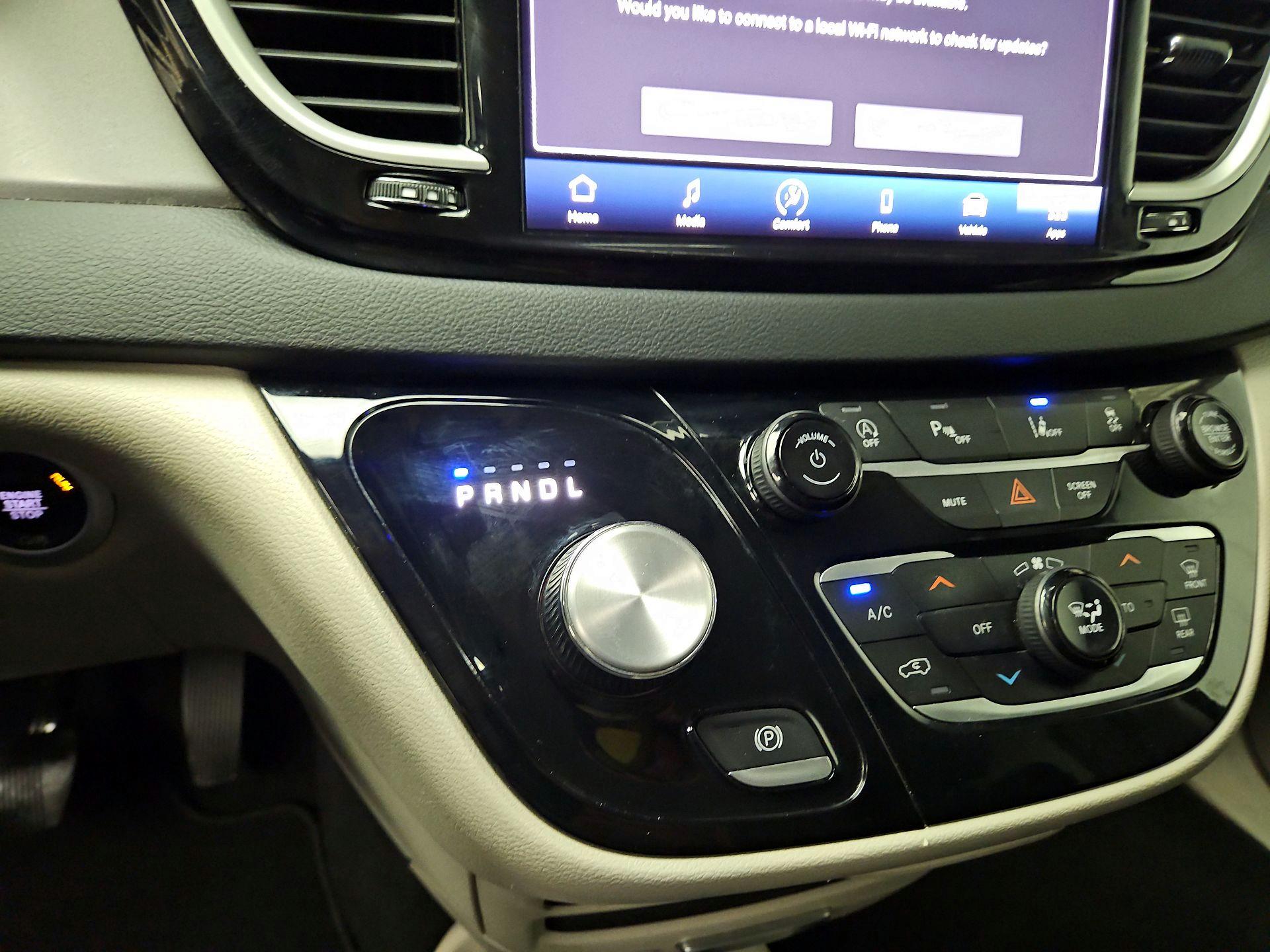 Thumbnail: 2023 Chrysler Pacifica - 17