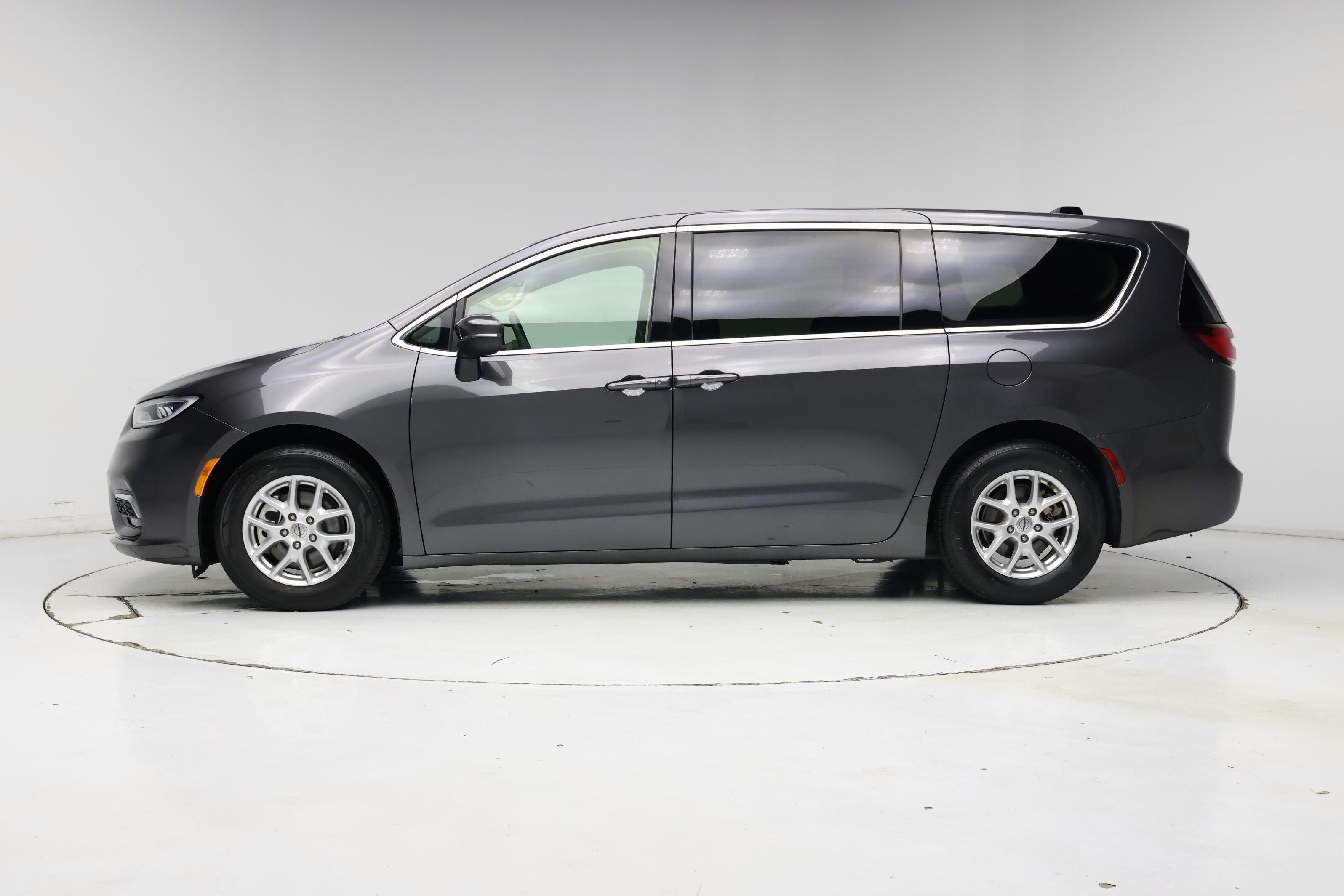 Thumbnail: 2023 Chrysler Pacifica - 3