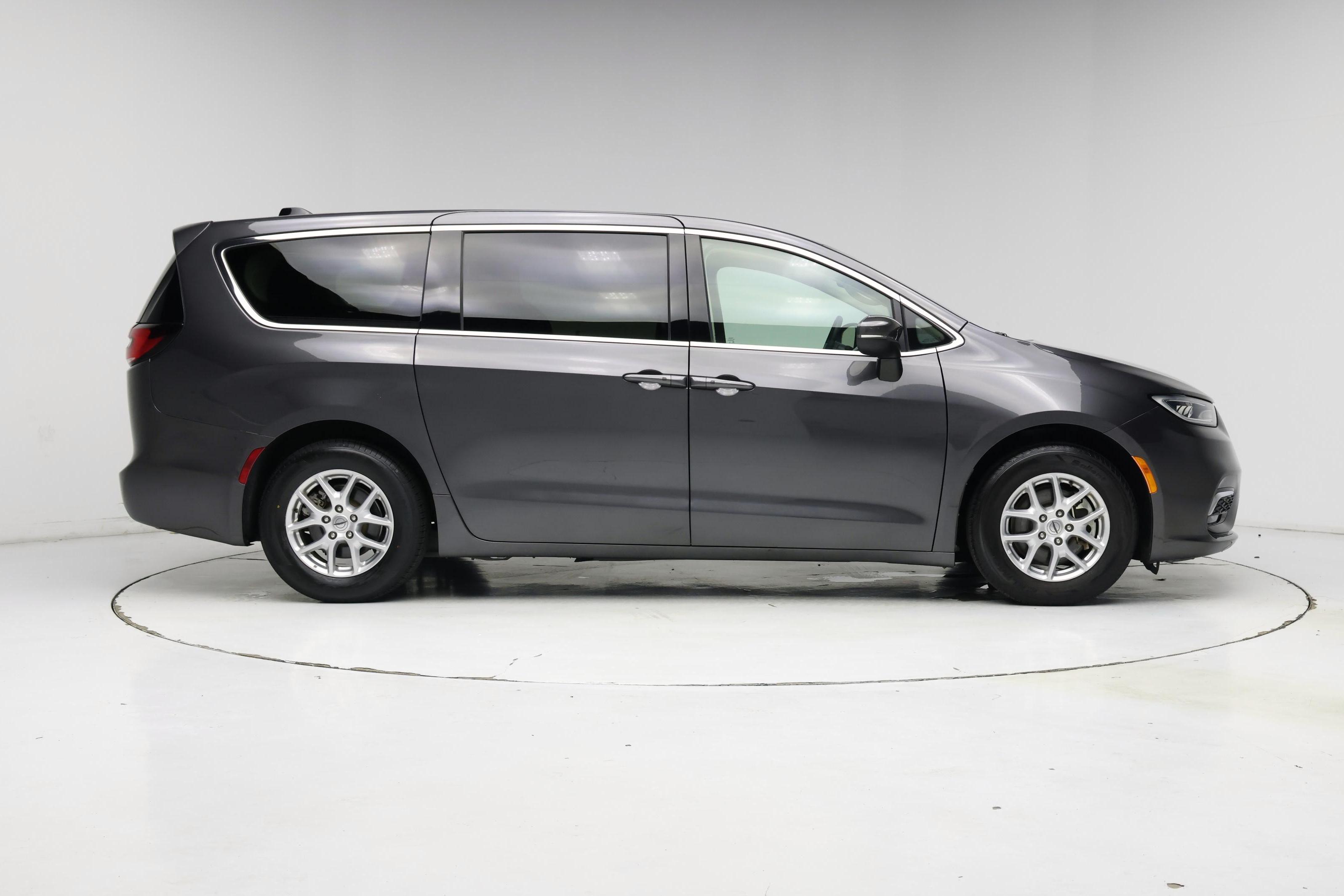 Thumbnail: 2023 Chrysler Pacifica - 7