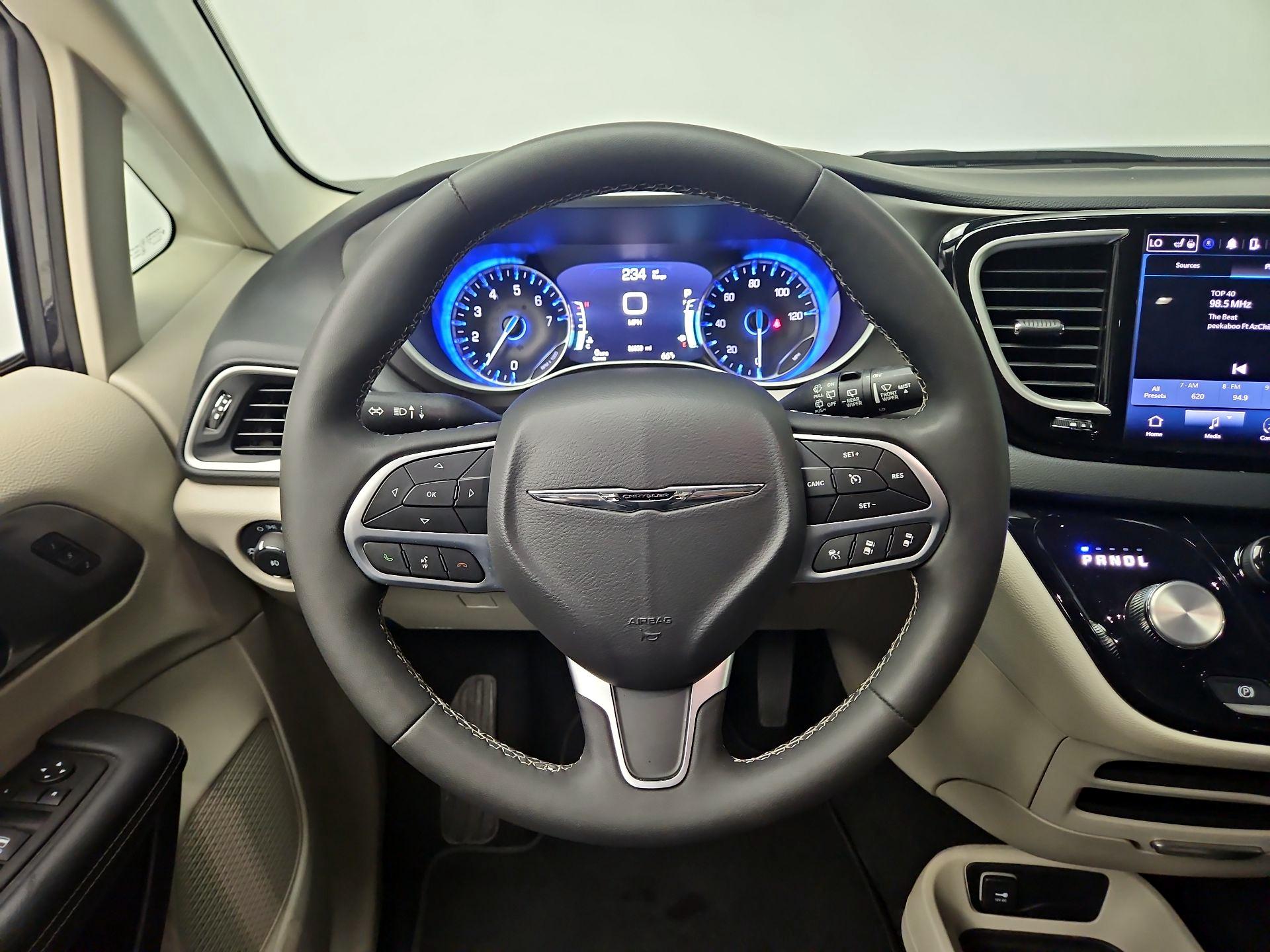 Thumbnail: 2024 Chrysler Pacifica - 10
