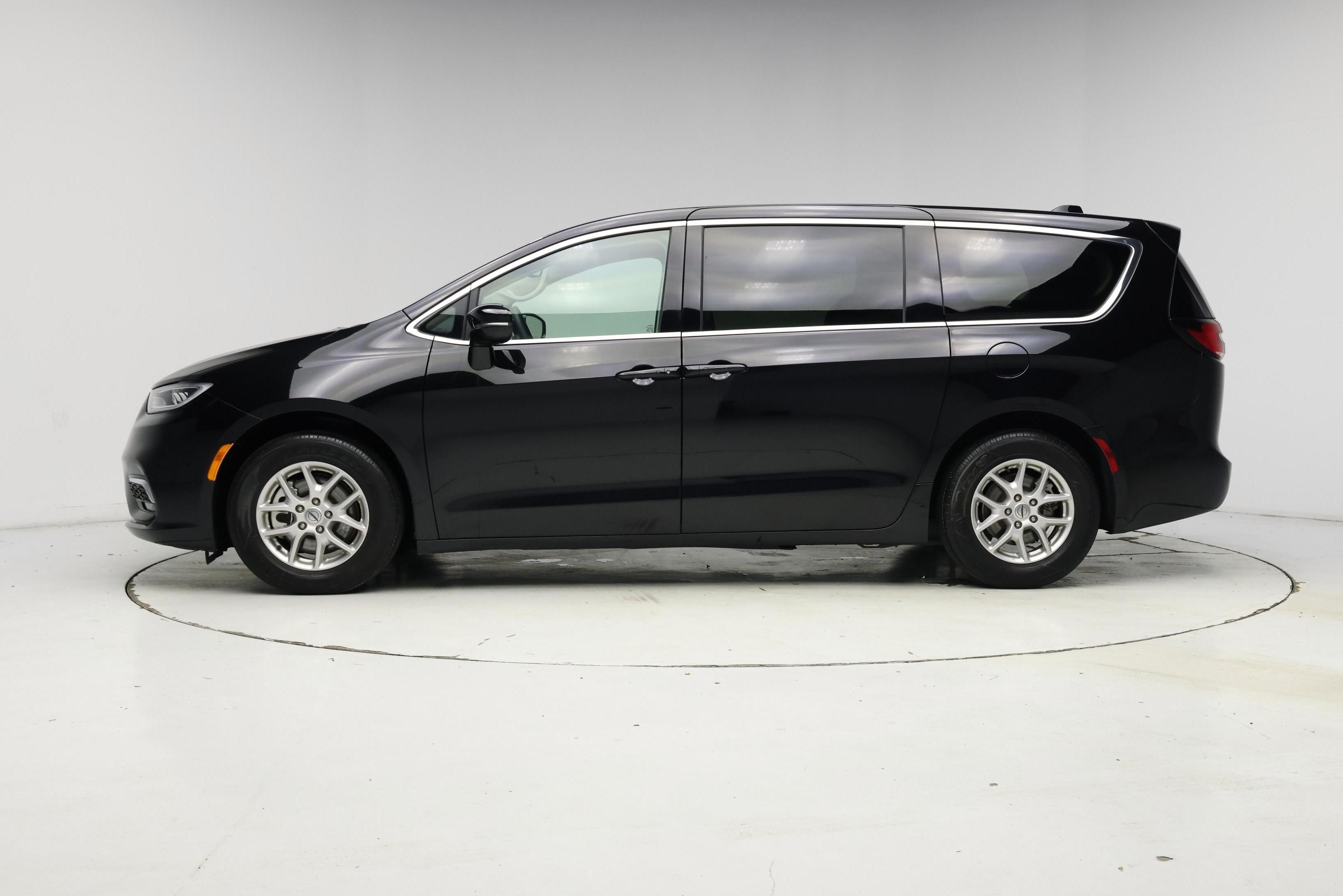 Thumbnail: 2024 Chrysler Pacifica - 3
