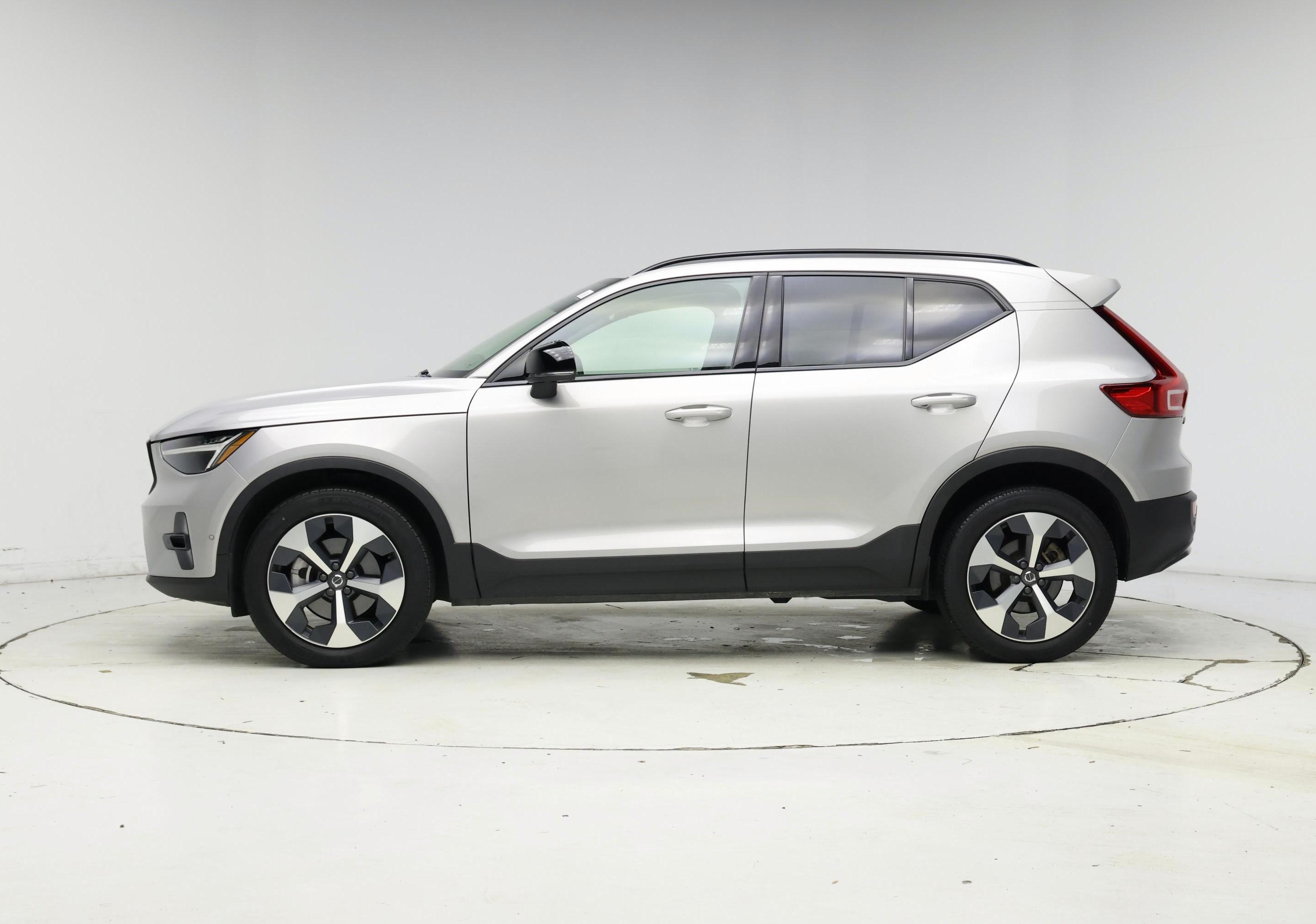 Thumbnail: 2023 Volvo XC40 - 3