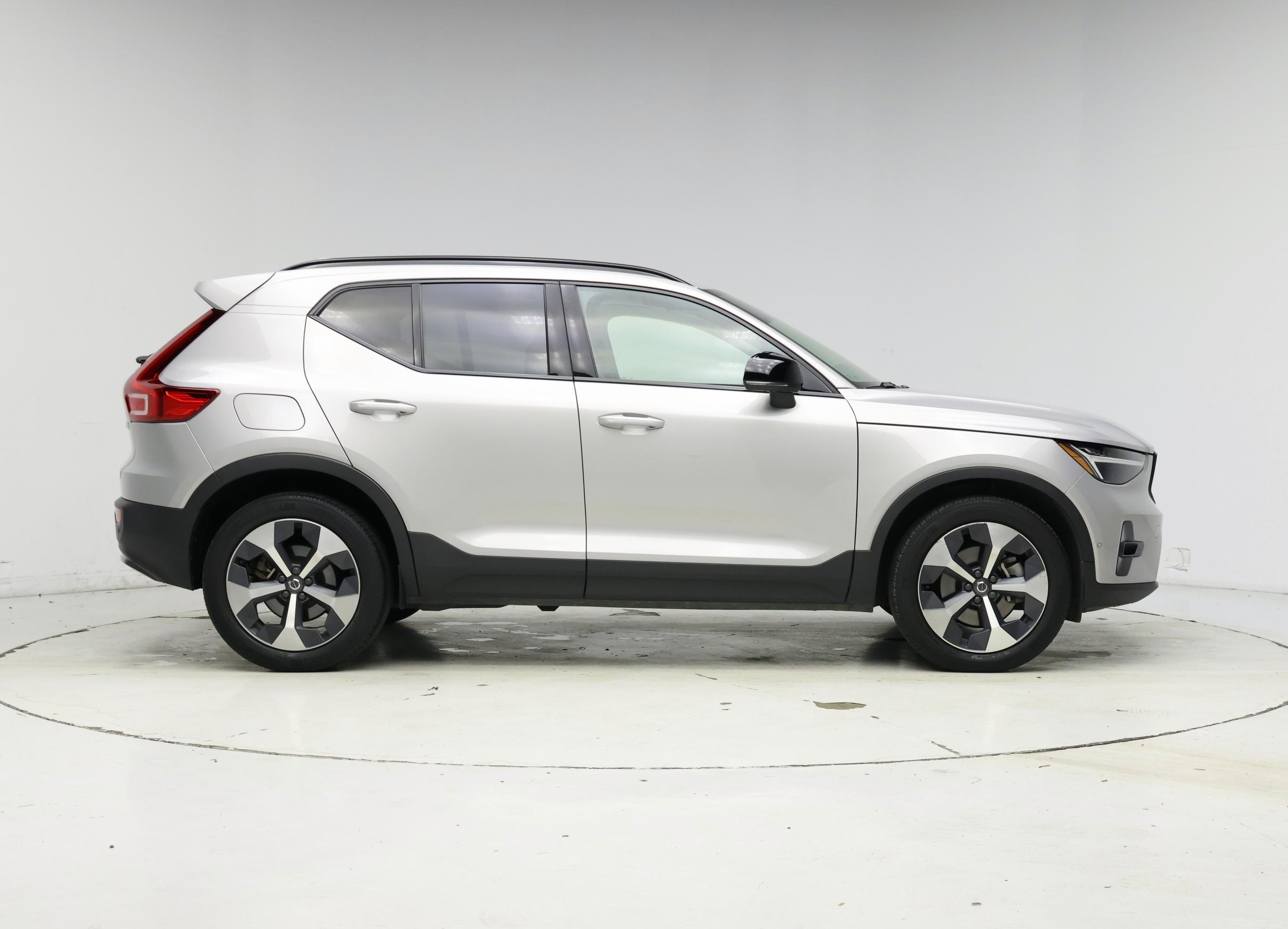 Thumbnail: 2023 Volvo XC40 - 7
