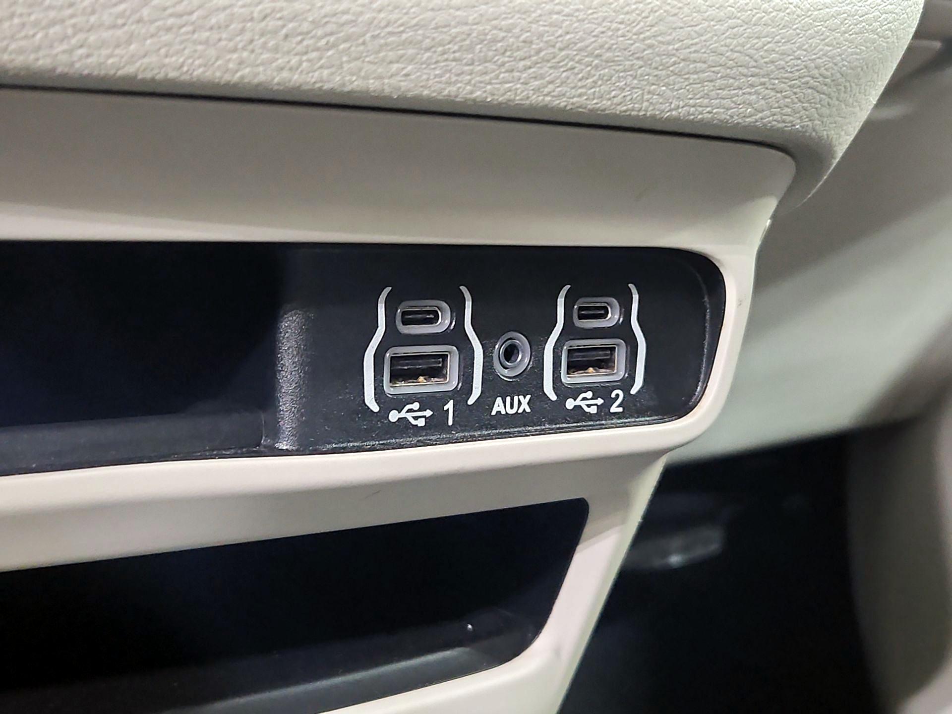 Thumbnail: 2023 Chrysler Pacifica - 18