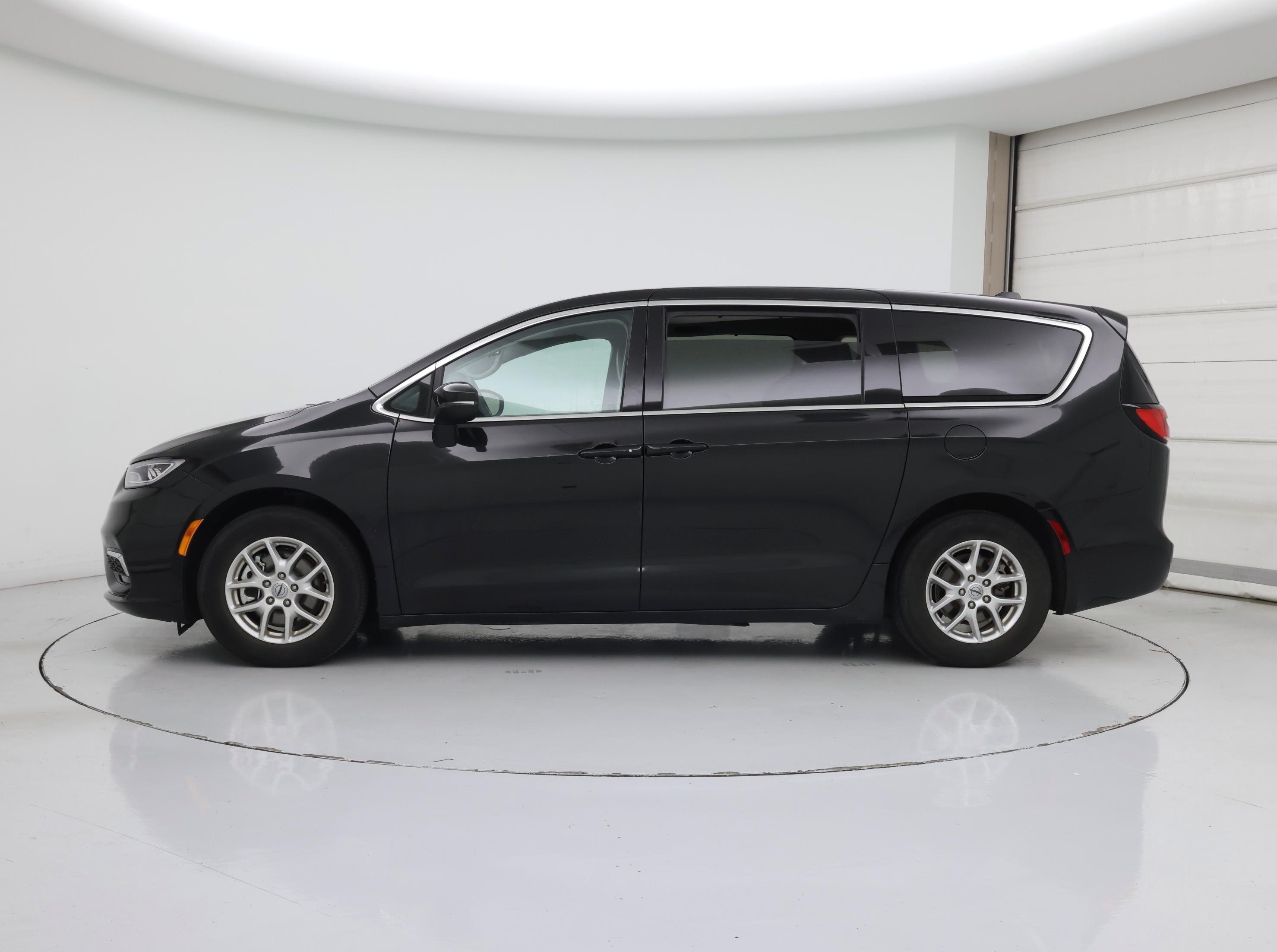 Thumbnail: 2023 Chrysler Pacifica - 3